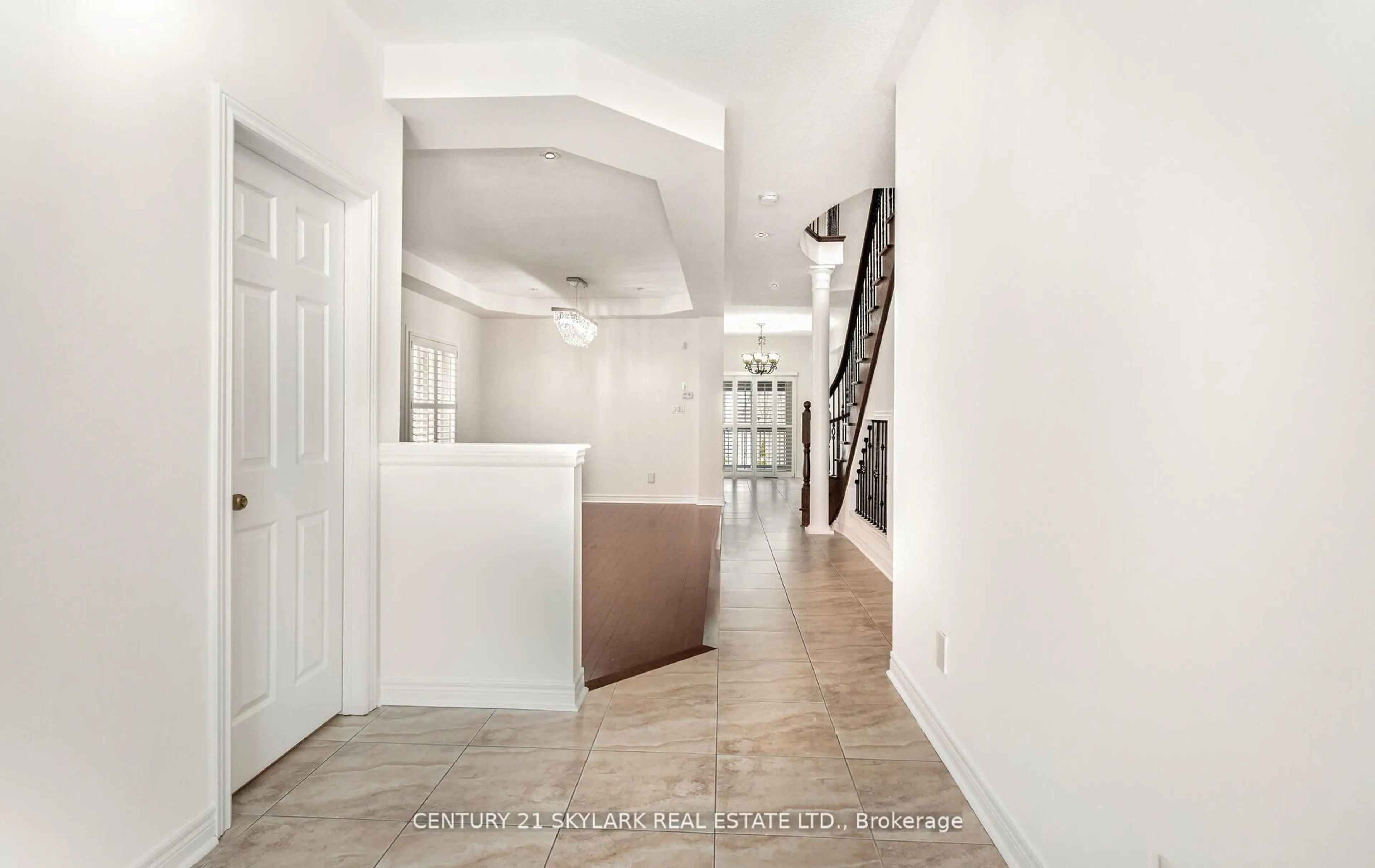 Indoor entryway for 94 Bayhampton Dr, Brampton Ontario L6P 3A9