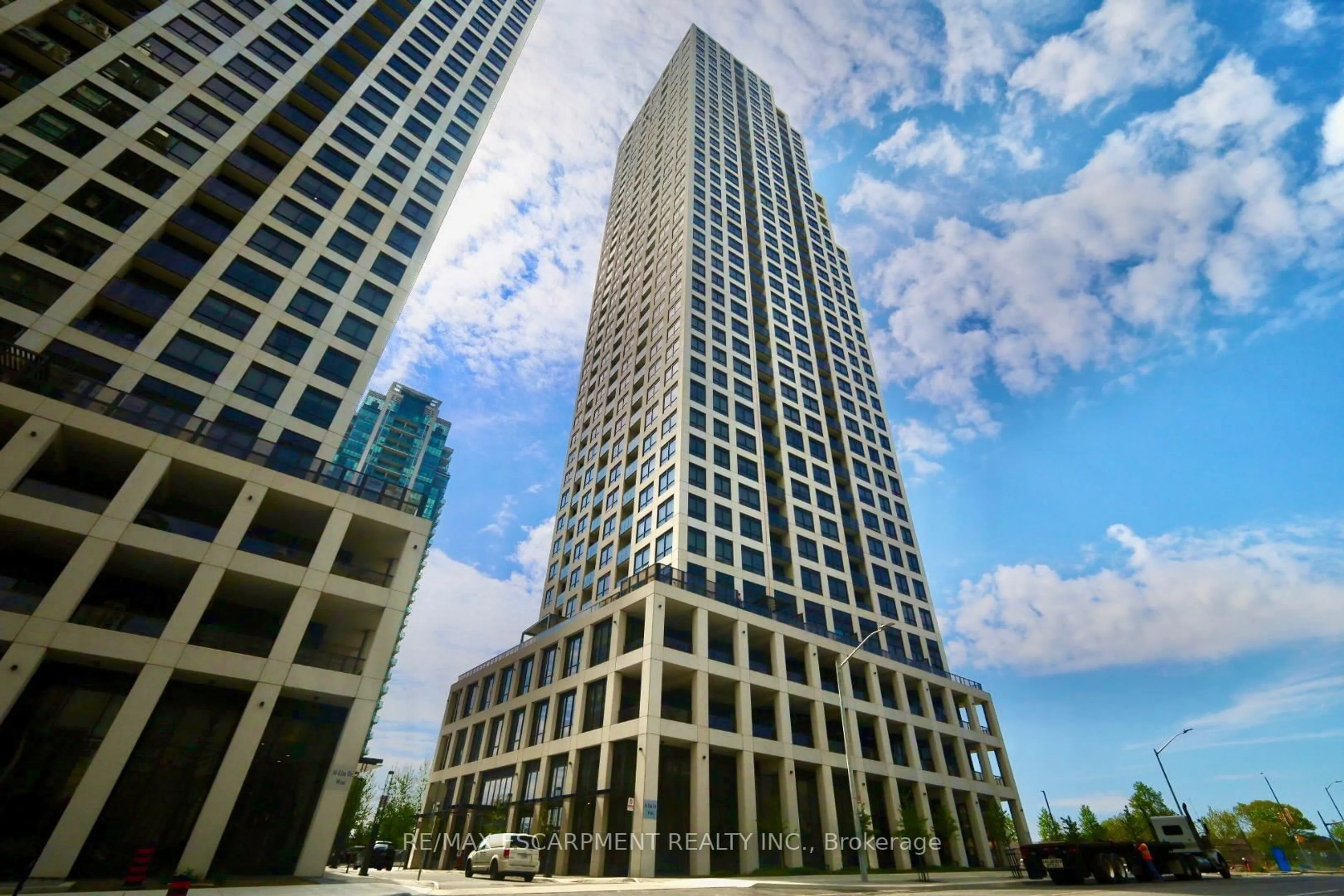 Indoor foyer for 36 Elm Dr #2203, Mississauga Ontario L3B 0N3
