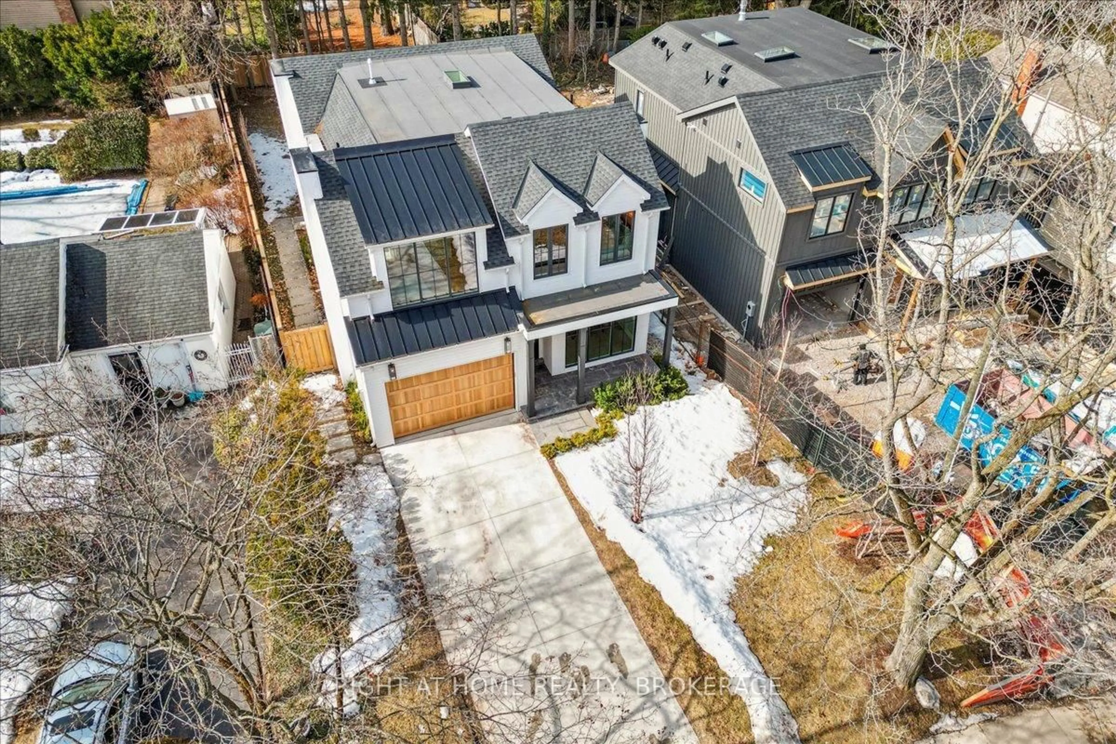 A pic from outside/outdoor area/front of a property/back of a property/a pic from drone, street for 212 Watson Ave, Oakville Ontario L6J 3V1