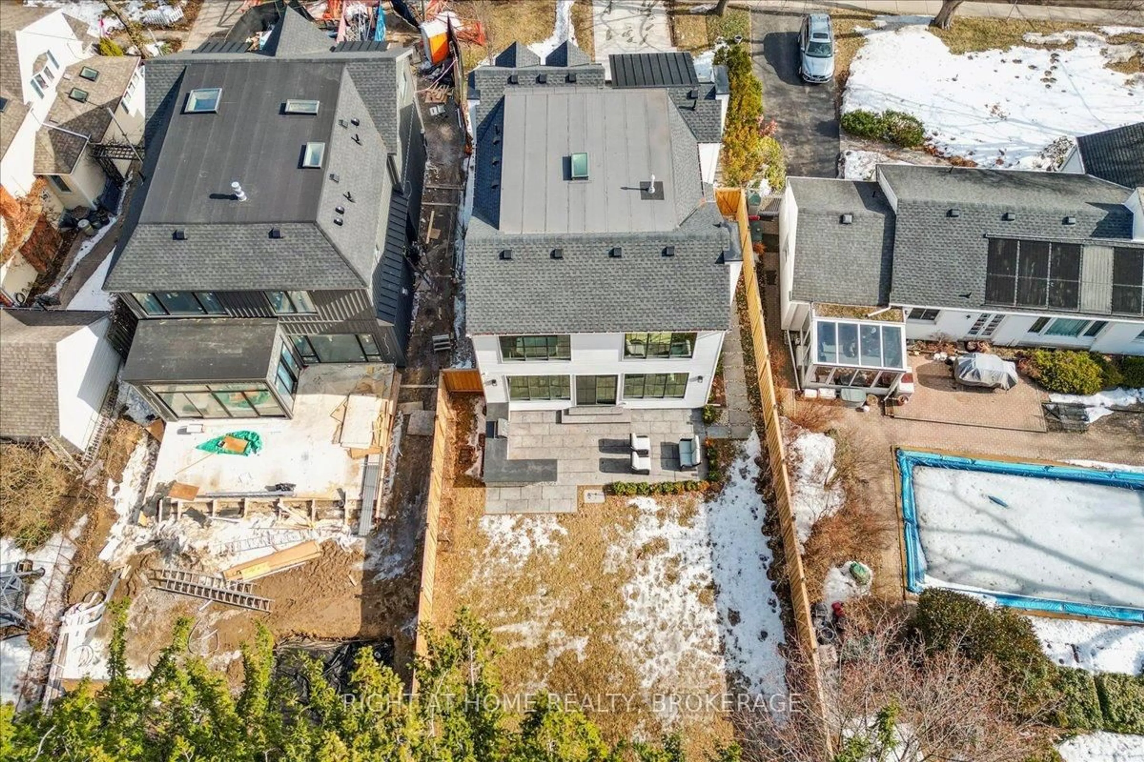 A pic from outside/outdoor area/front of a property/back of a property/a pic from drone, unknown for 212 Watson Ave, Oakville Ontario L6J 3V1