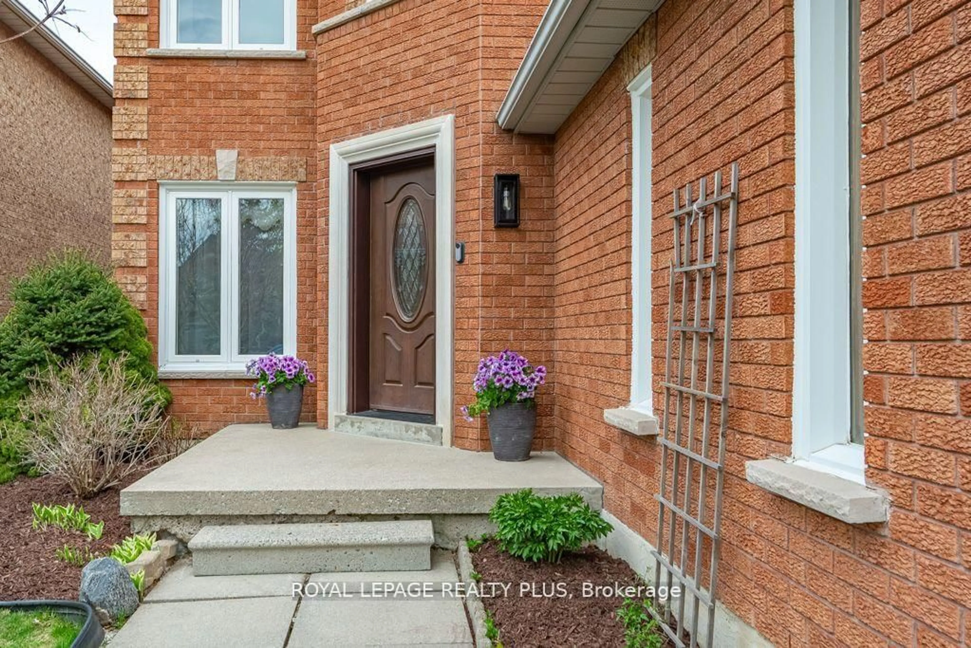 Home with brick exterior material, street for 6792 Gracefield Dr, Mississauga Ontario L5N 6T5