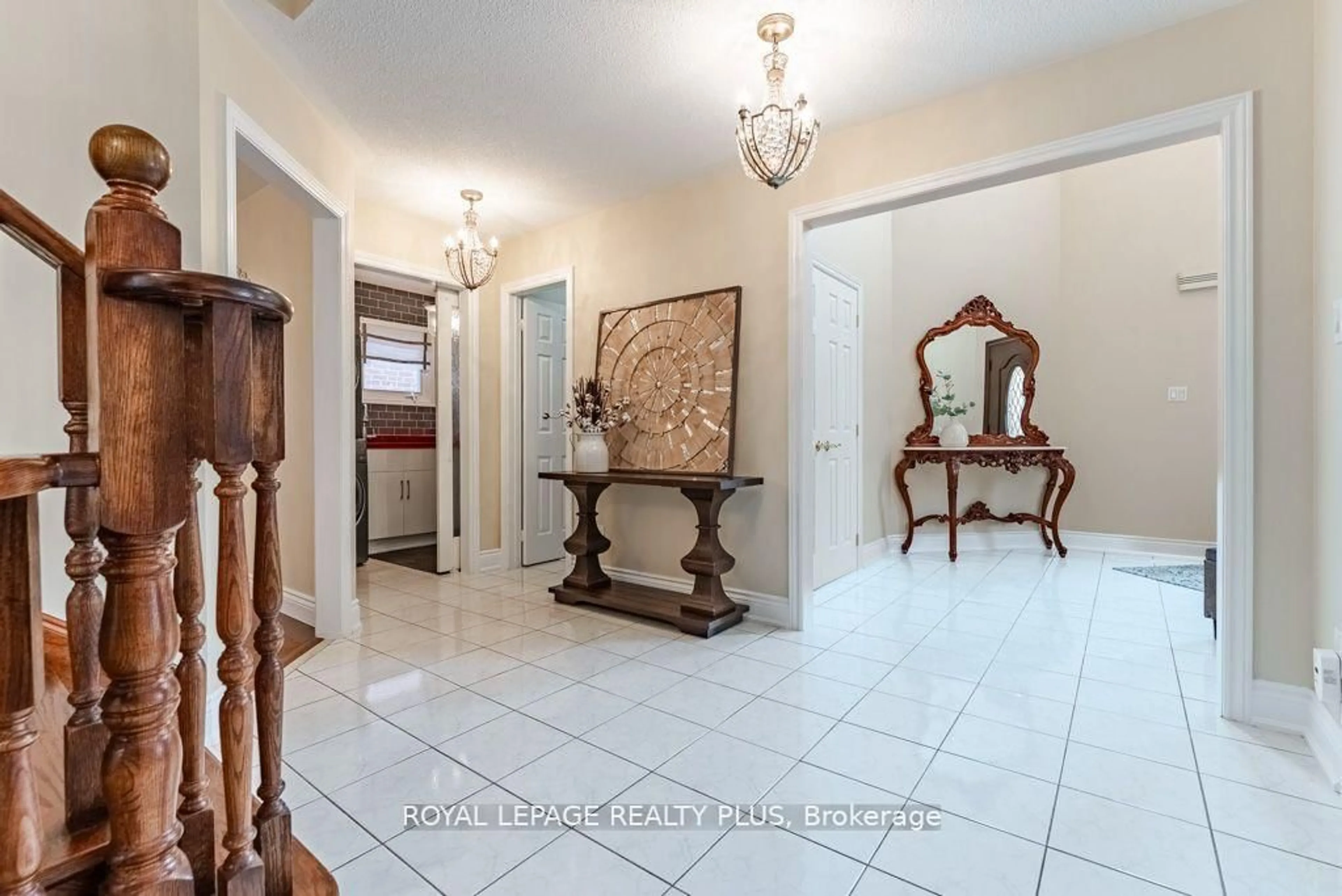 Indoor entryway for 6792 Gracefield Dr, Mississauga Ontario L5N 6T5