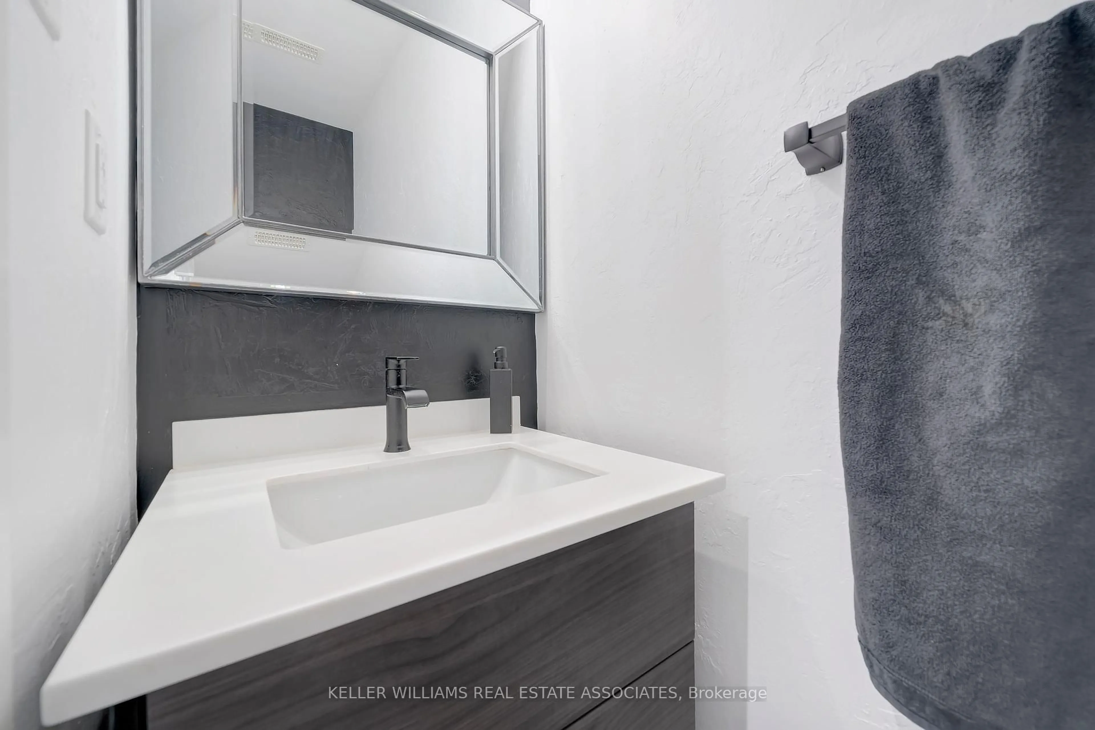 Standard bathroom, ceramic/tile floor for 173 Sabina Dr, Oakville Ontario L6H 0L4