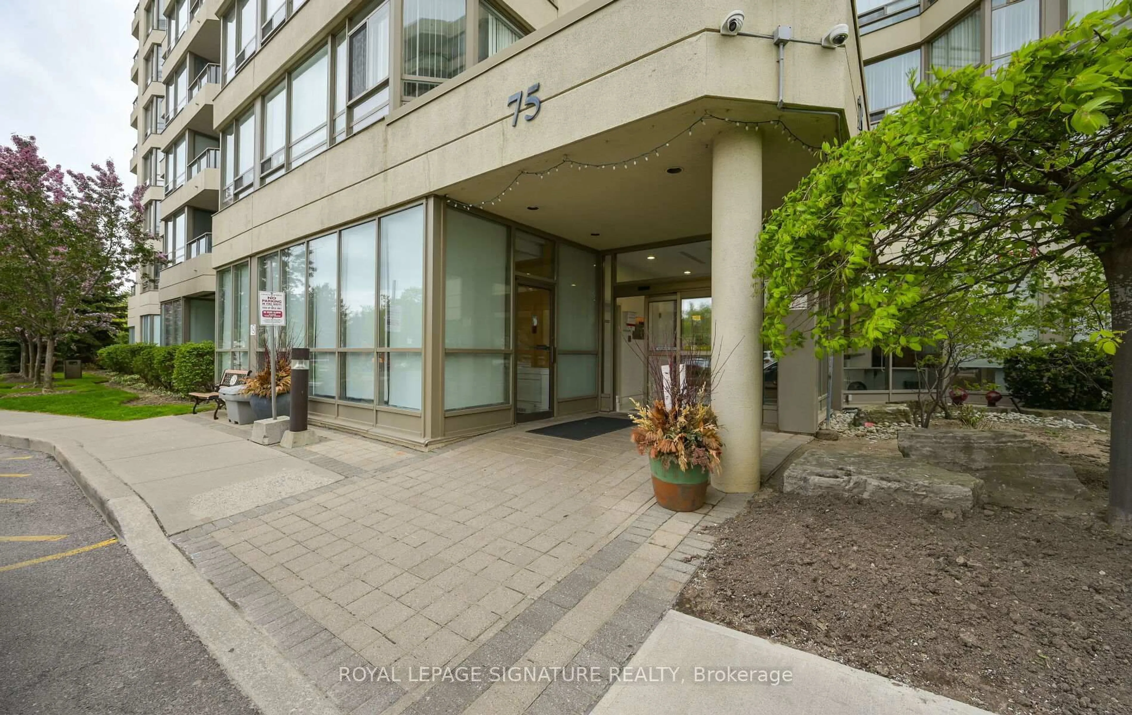 Indoor foyer for 75 King St #510, Mississauga Ontario L5A 4G5