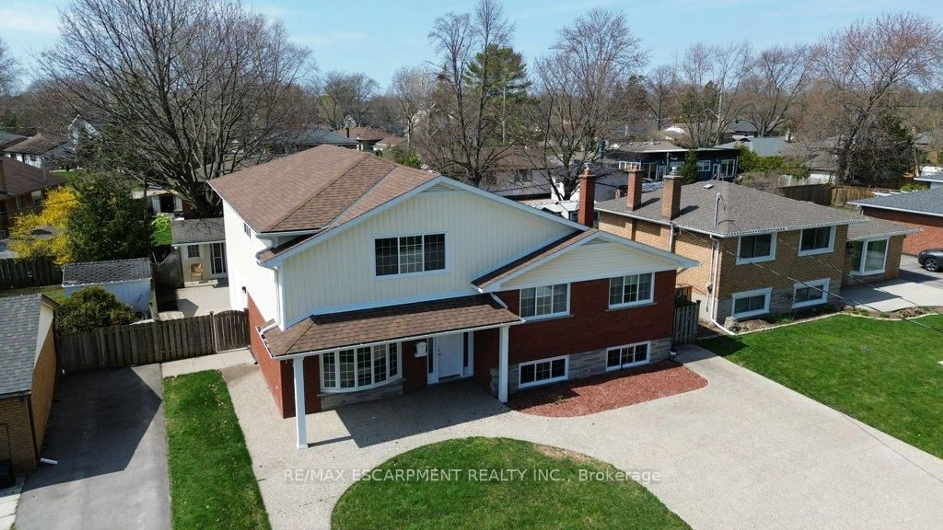 A pic from outside/outdoor area/front of a property/back of a property/a pic from drone, street for 174 Foxbar Rd, Burlington Ontario L7L 2Z9