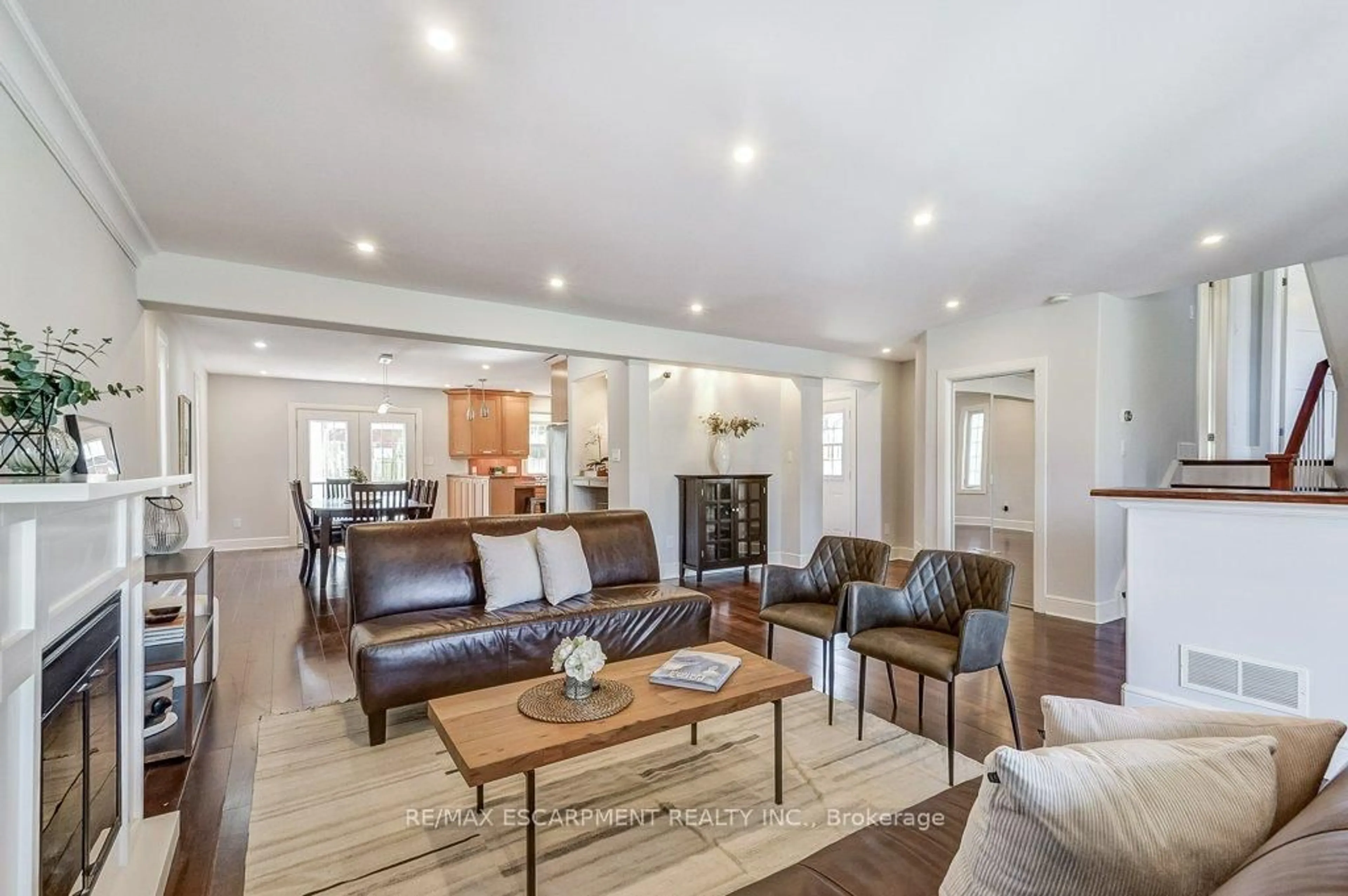 Living room with furniture, unknown for 174 Foxbar Rd, Burlington Ontario L7L 2Z9