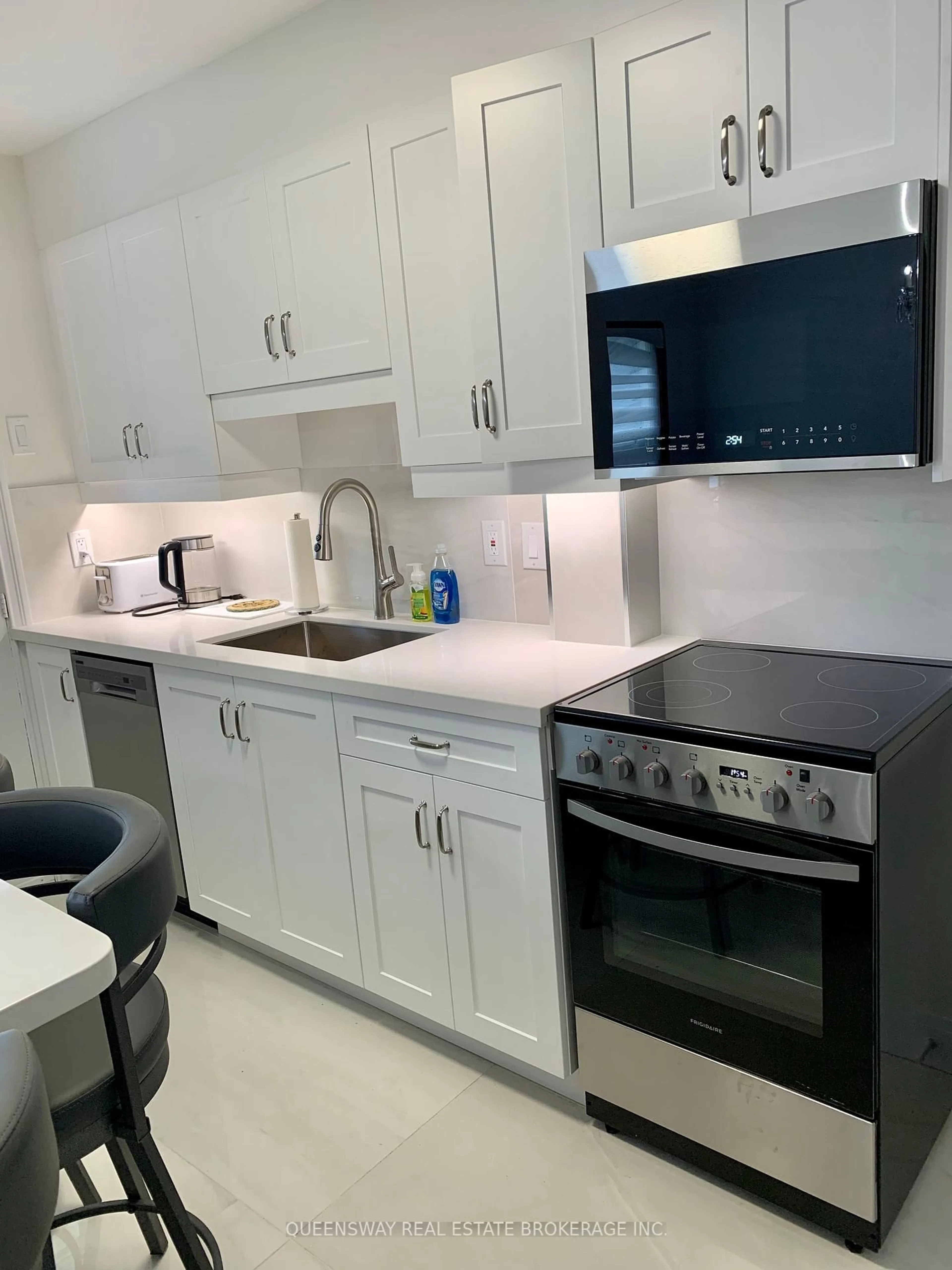Standard kitchen, ceramic/tile floor for 420 Jane St, Toronto Ontario M6S 3Z8