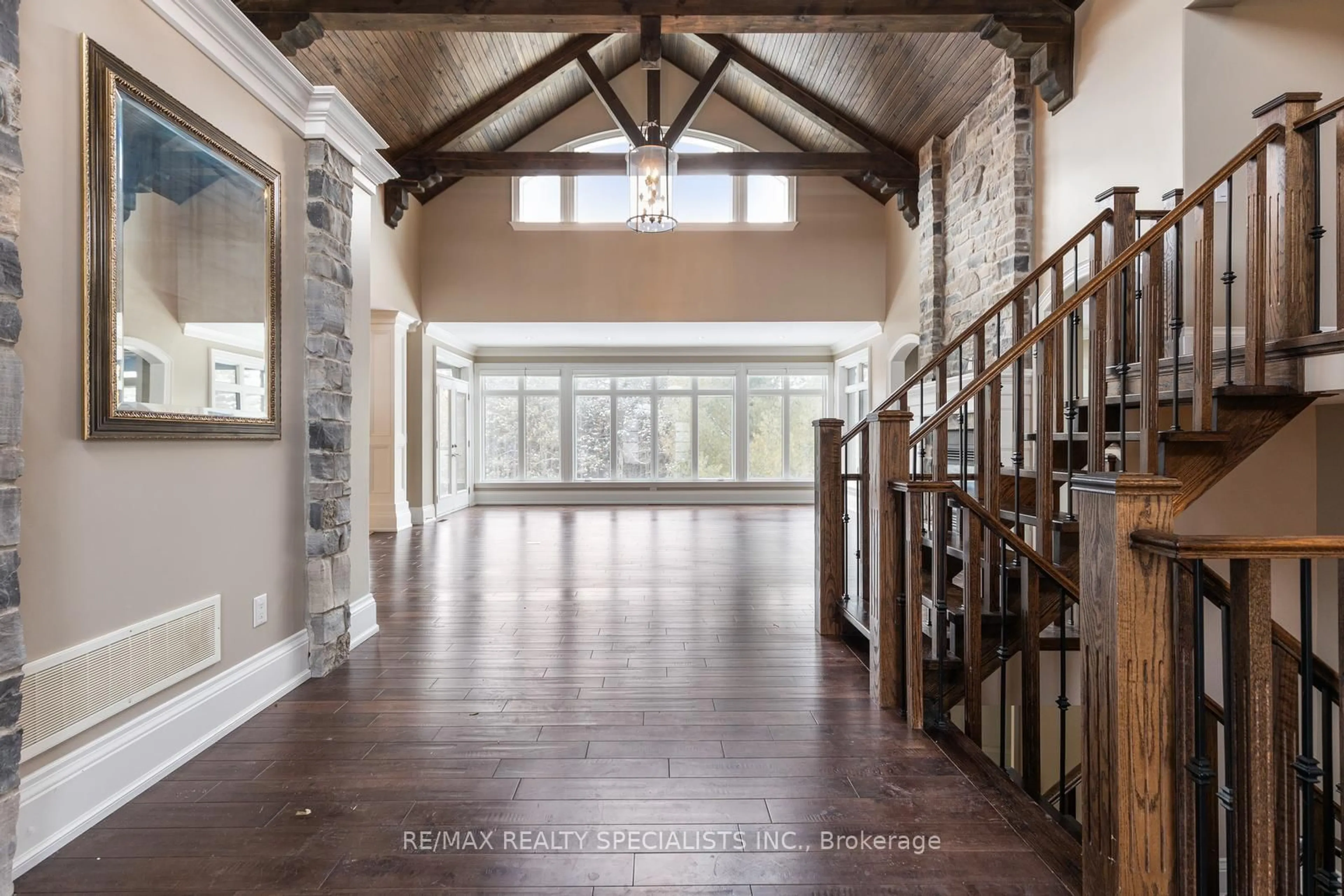 Indoor foyer for 17366 Mount Pleasant Rd, Caledon Ontario L7E 3M8
