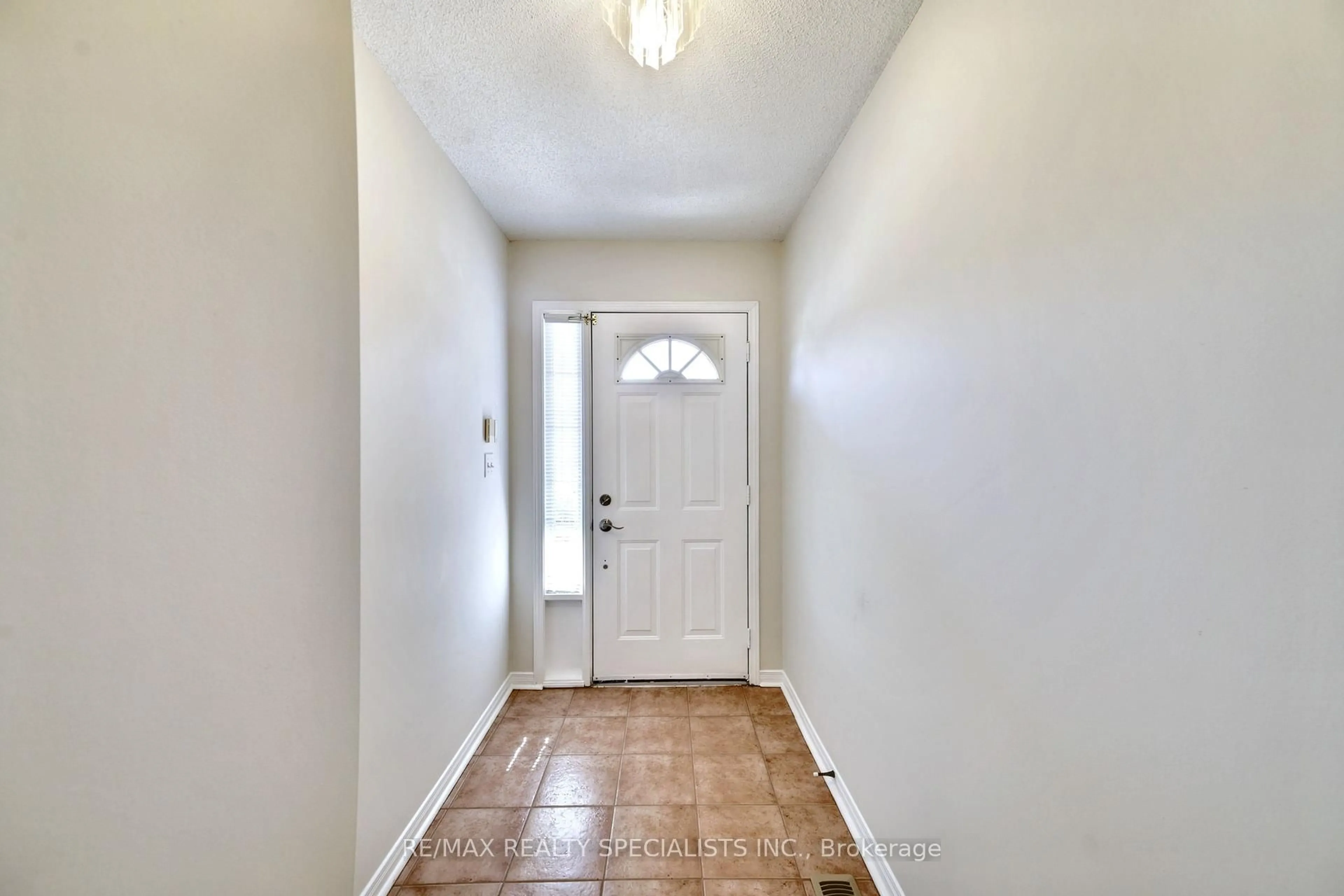 Indoor entryway for 4111 Continental Dr, Burlington Ontario L7M 4L1