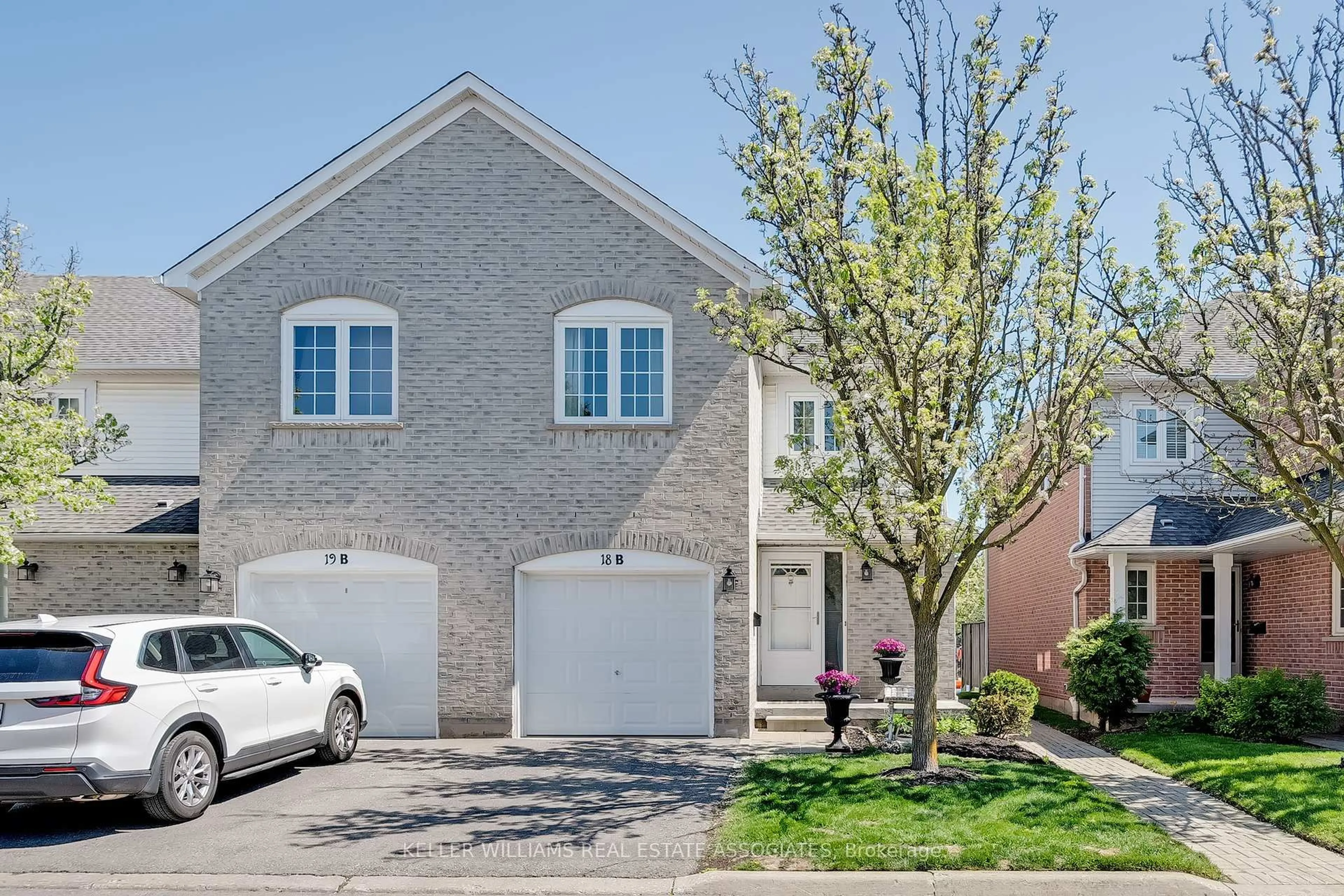 Home with brick exterior material, street for 5305 Glen Erin Dr #18B, Mississauga Ontario L5M 5N7