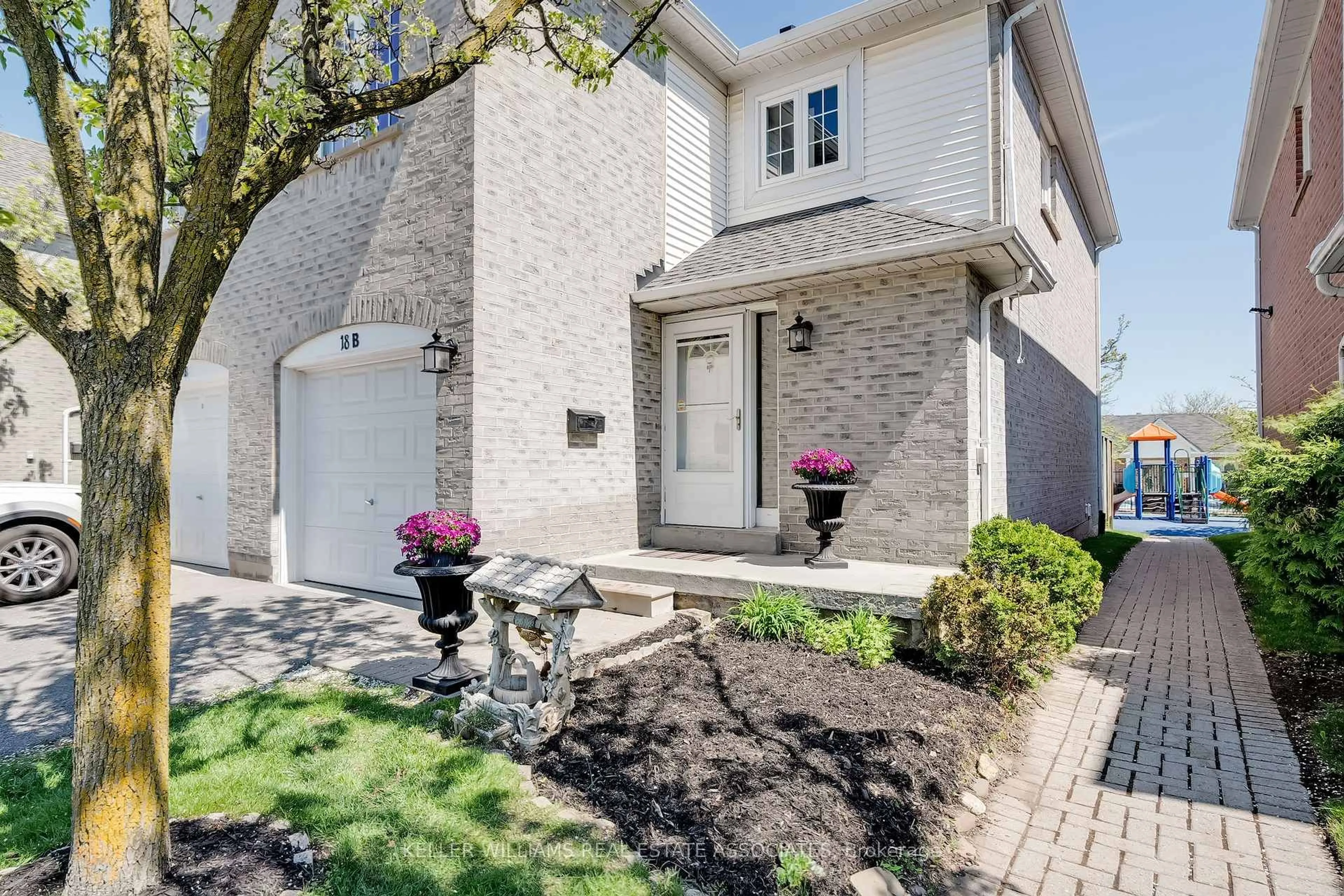 Home with brick exterior material, street for 5305 Glen Erin Dr #18B, Mississauga Ontario L5M 5N7