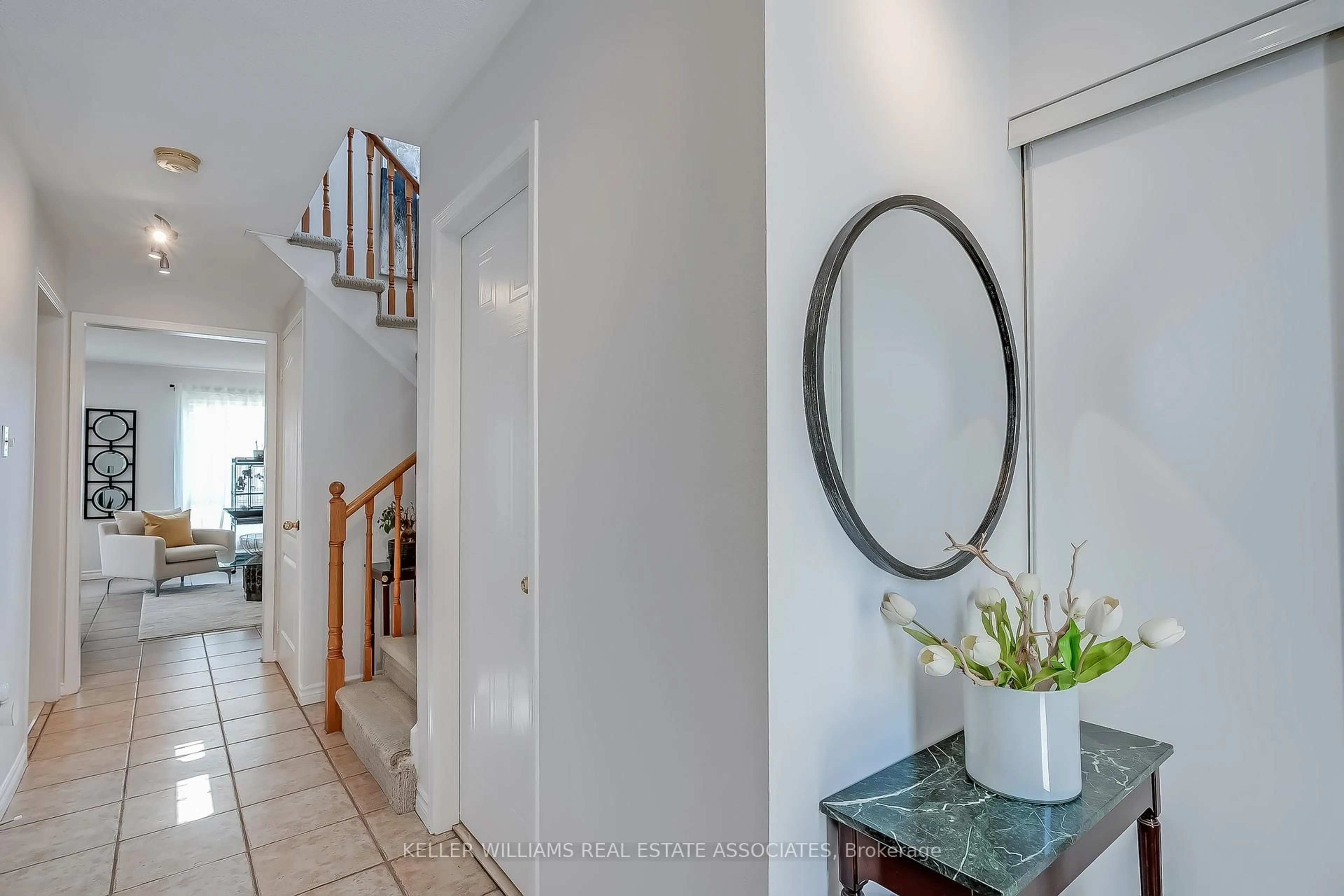 Indoor entryway for 5305 Glen Erin Dr #18B, Mississauga Ontario L5M 5N7