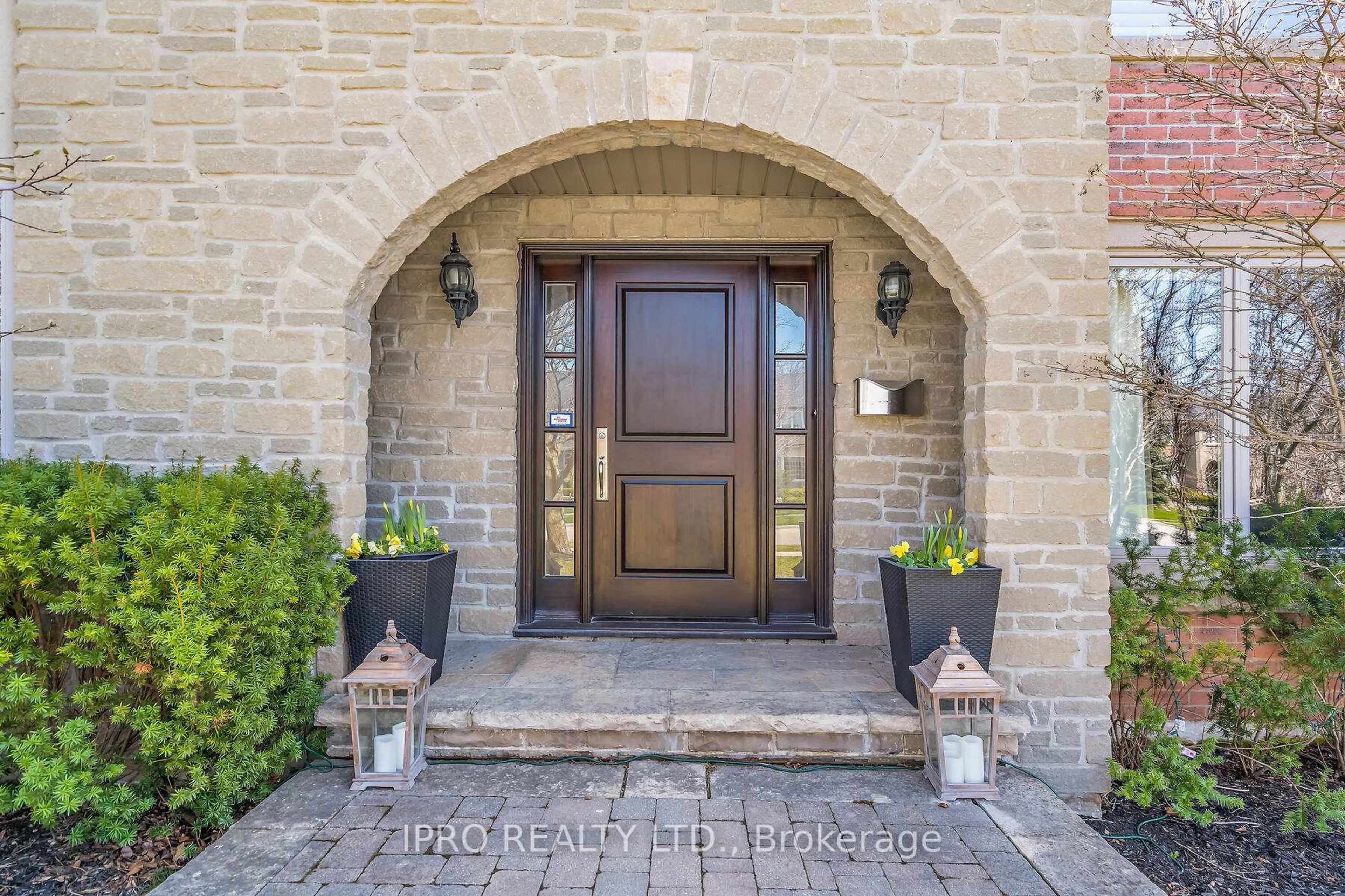 Indoor entryway for 2050 Hadfield Crt, Burlington Ontario L7G 4A6