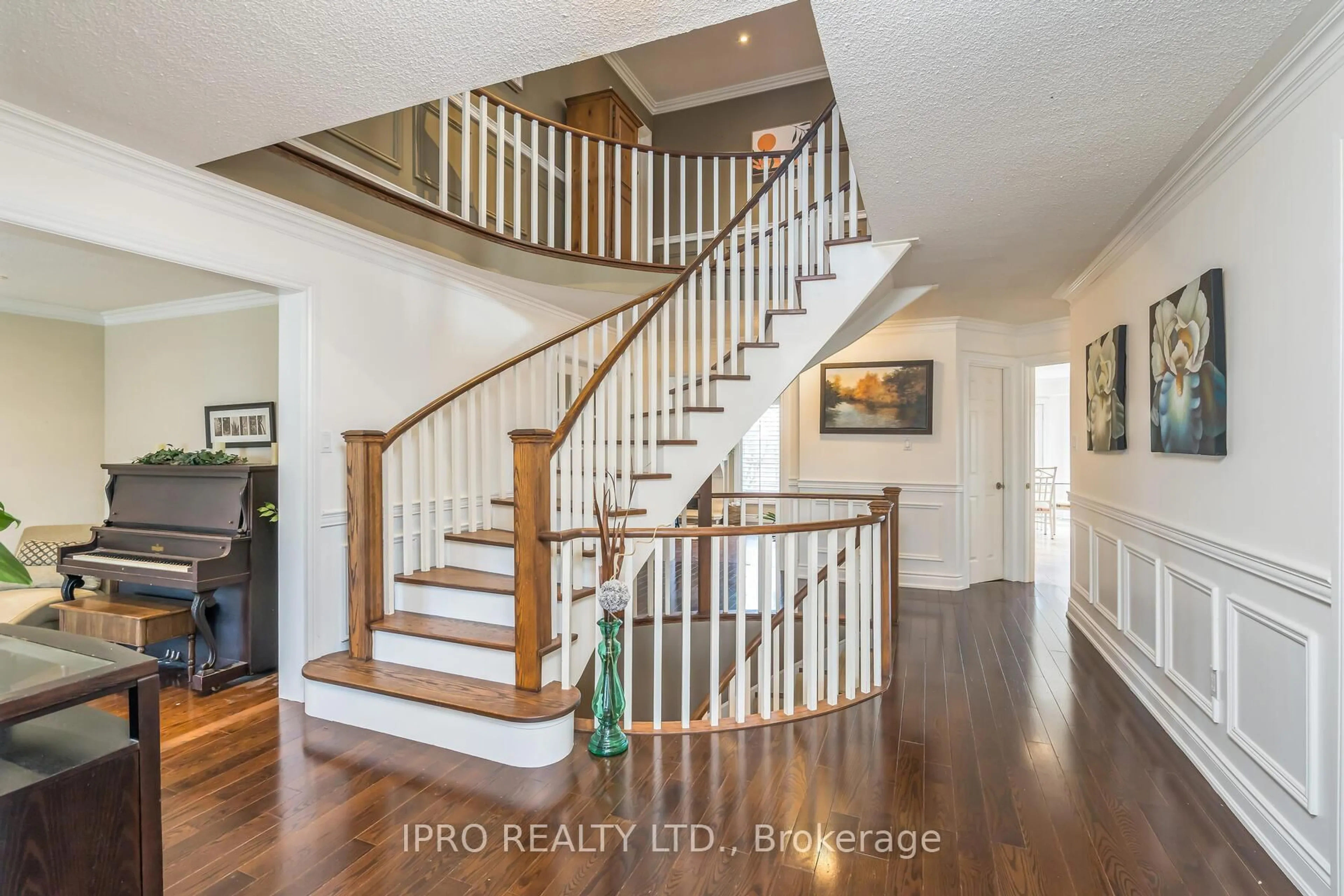 Indoor entryway for 2050 Hadfield Crt, Burlington Ontario L7G 4A6