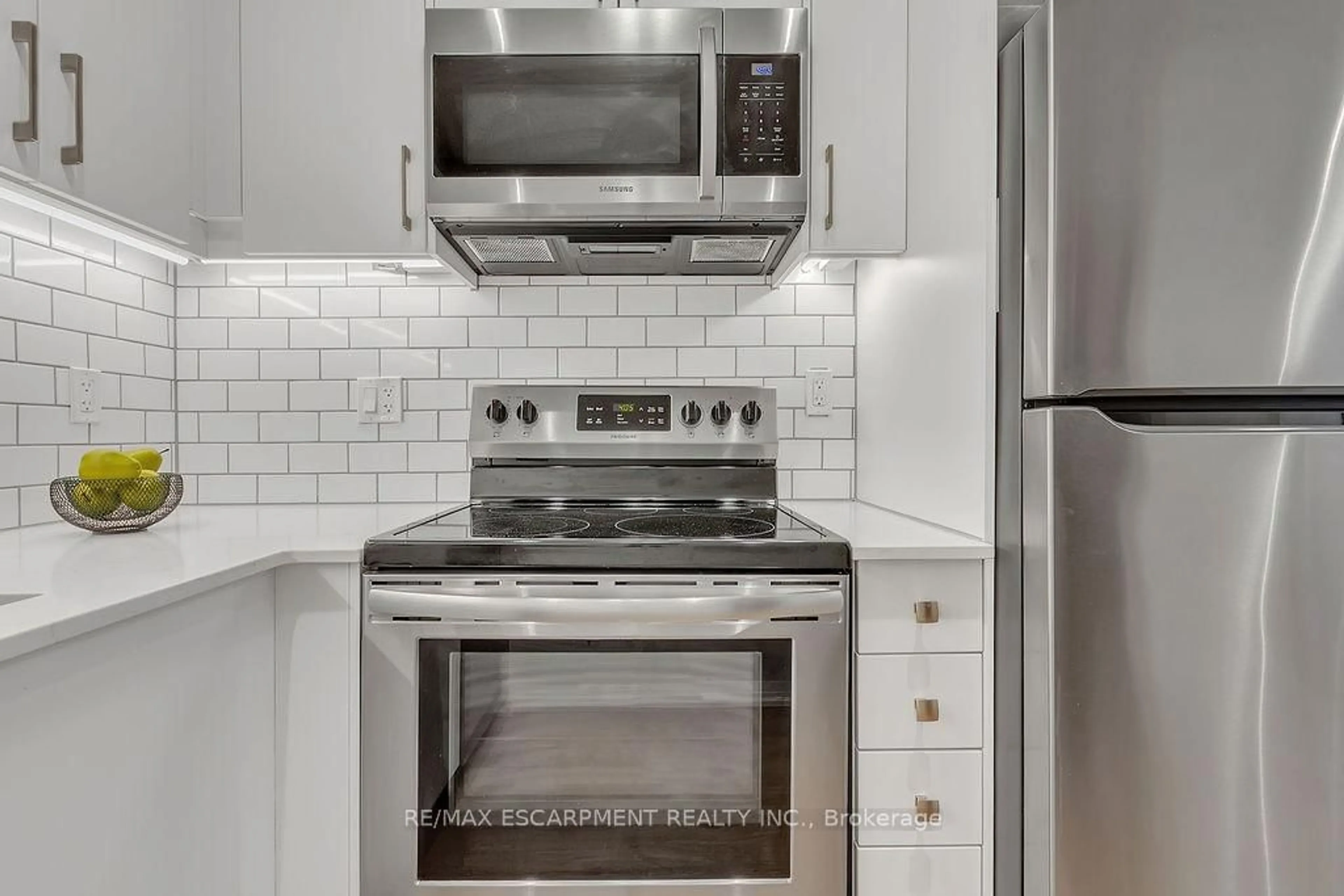 Standard kitchen, ceramic/tile floor for 1165 Journeyman Lane #104, Mississauga Ontario L5J 0B5