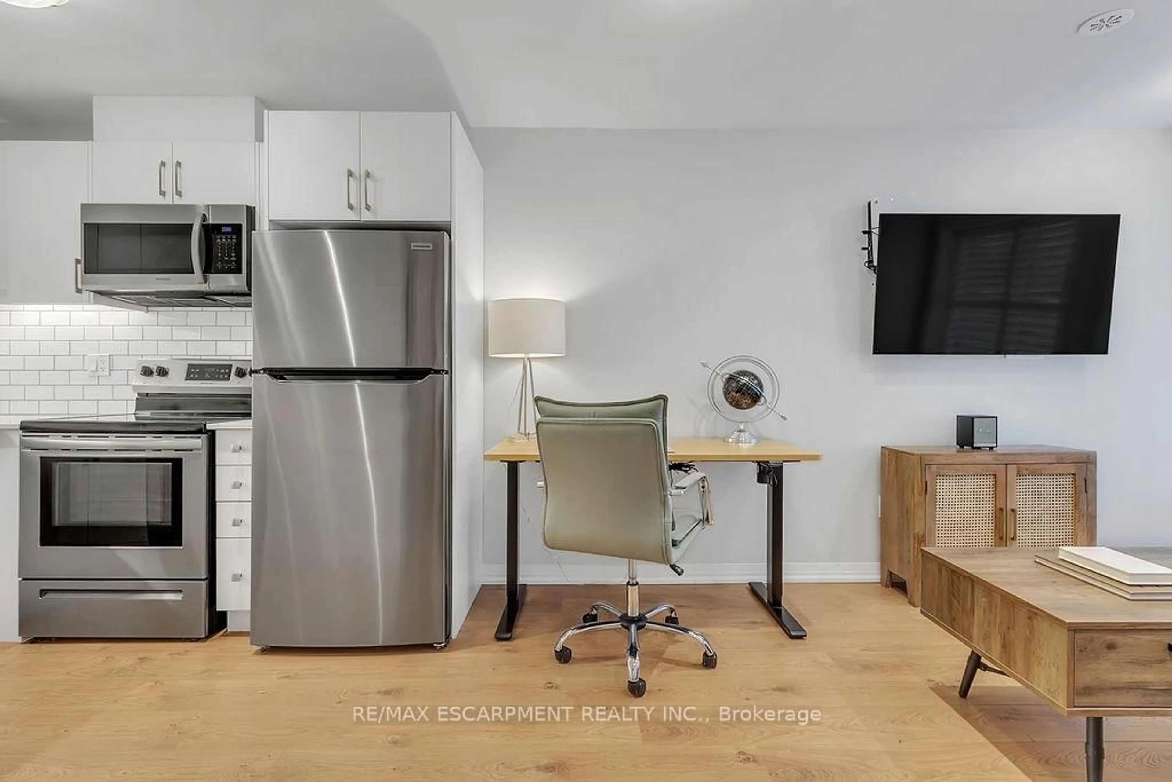 Standard kitchen, wood/laminate floor for 1165 Journeyman Lane #104, Mississauga Ontario L5J 0B5