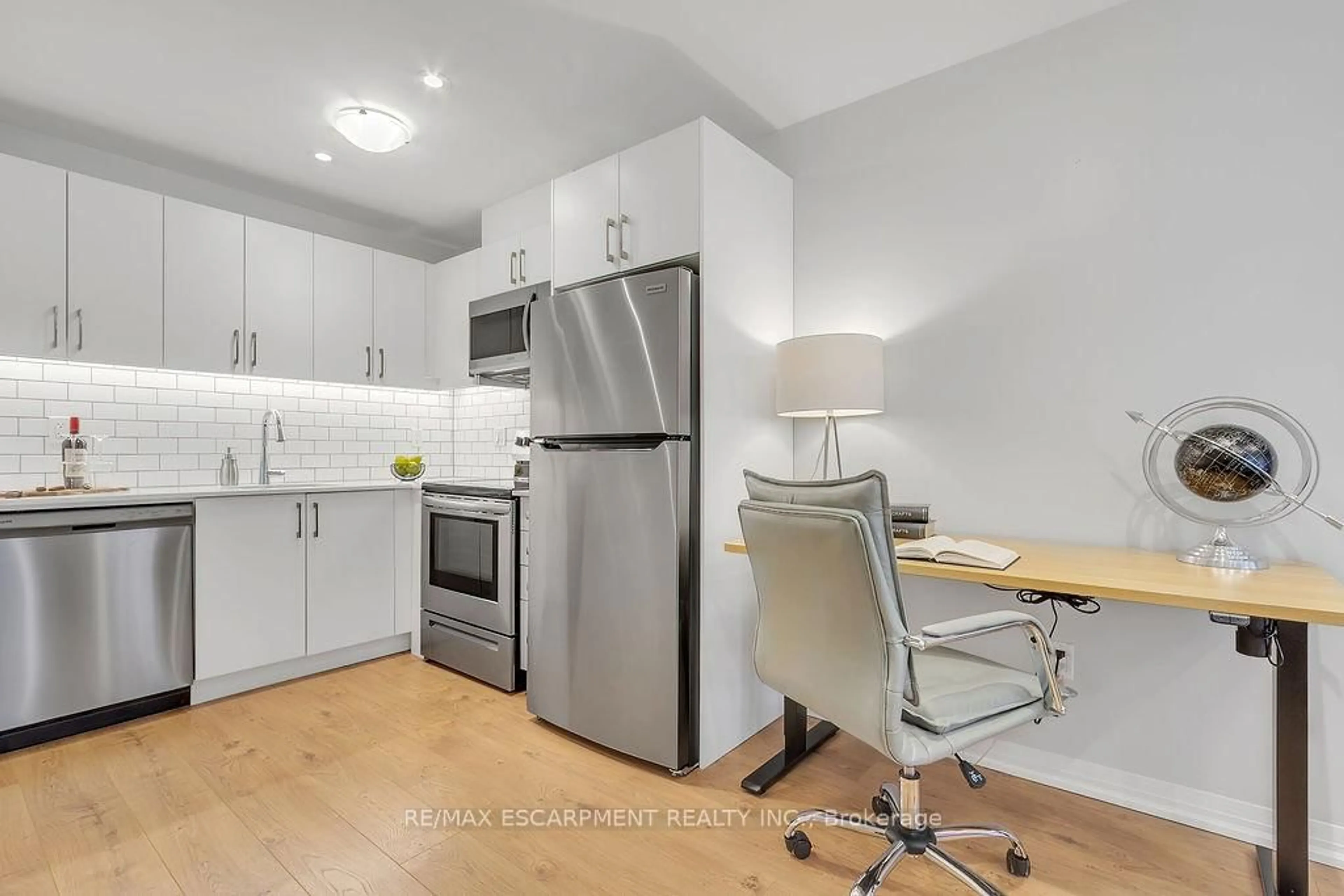 Standard kitchen, wood/laminate floor for 1165 Journeyman Lane #104, Mississauga Ontario L5J 0B5