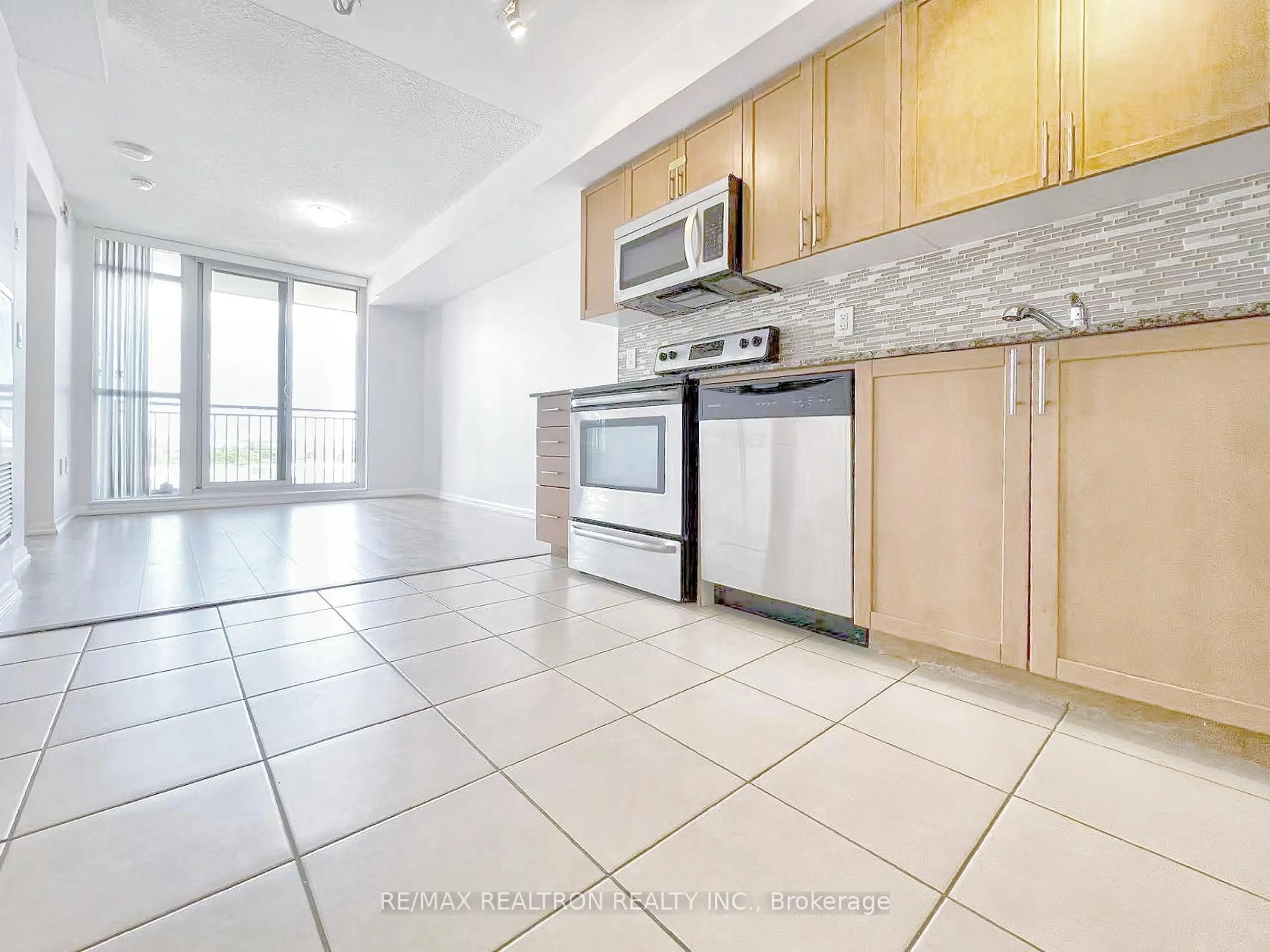 Standard kitchen, ceramic/tile floor for 800 Lawrence Ave #1021, Toronto Ontario M6A 1C3