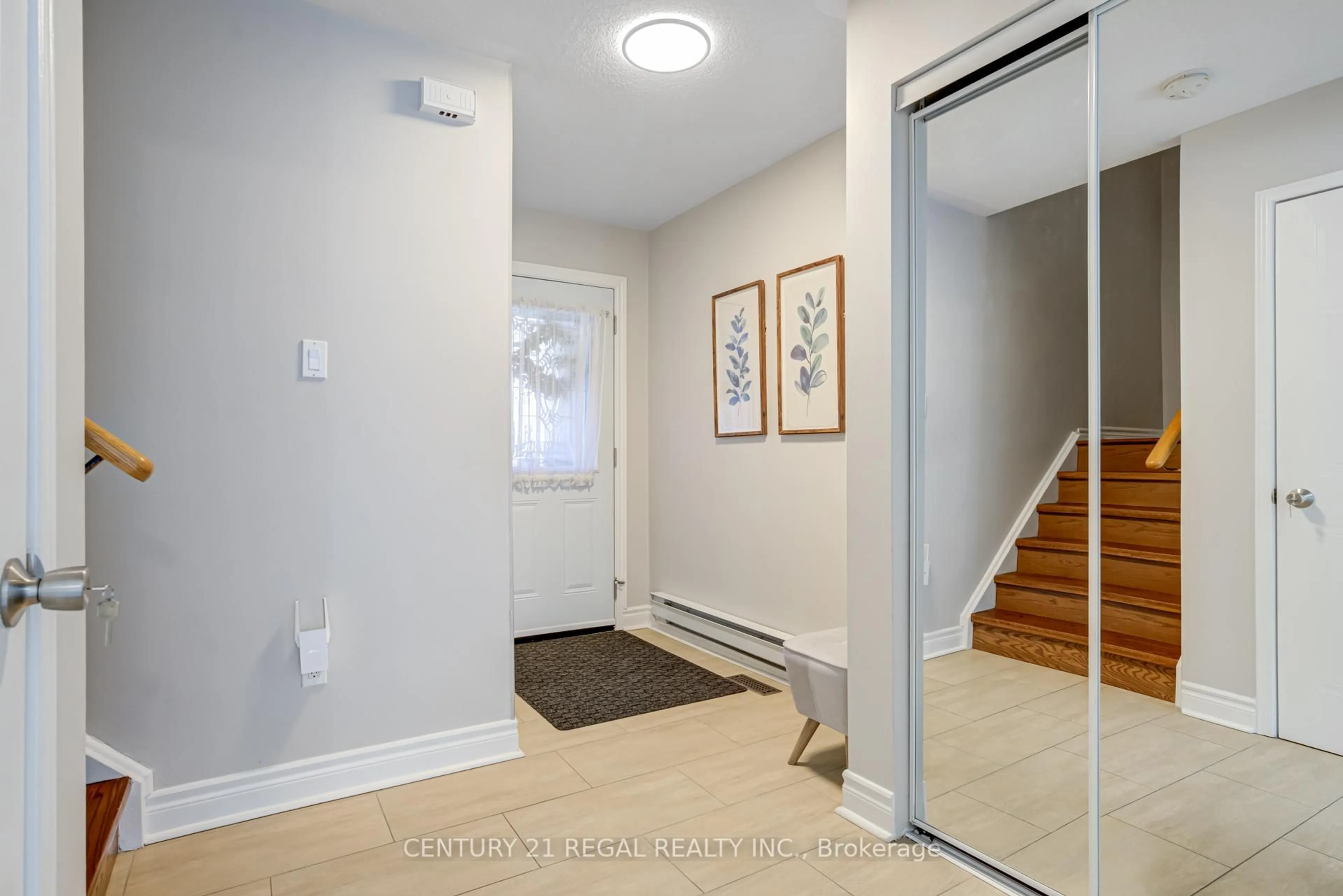 Indoor entryway for 45 Bristol Rd #19, Mississauga Ontario L4Z 3P5