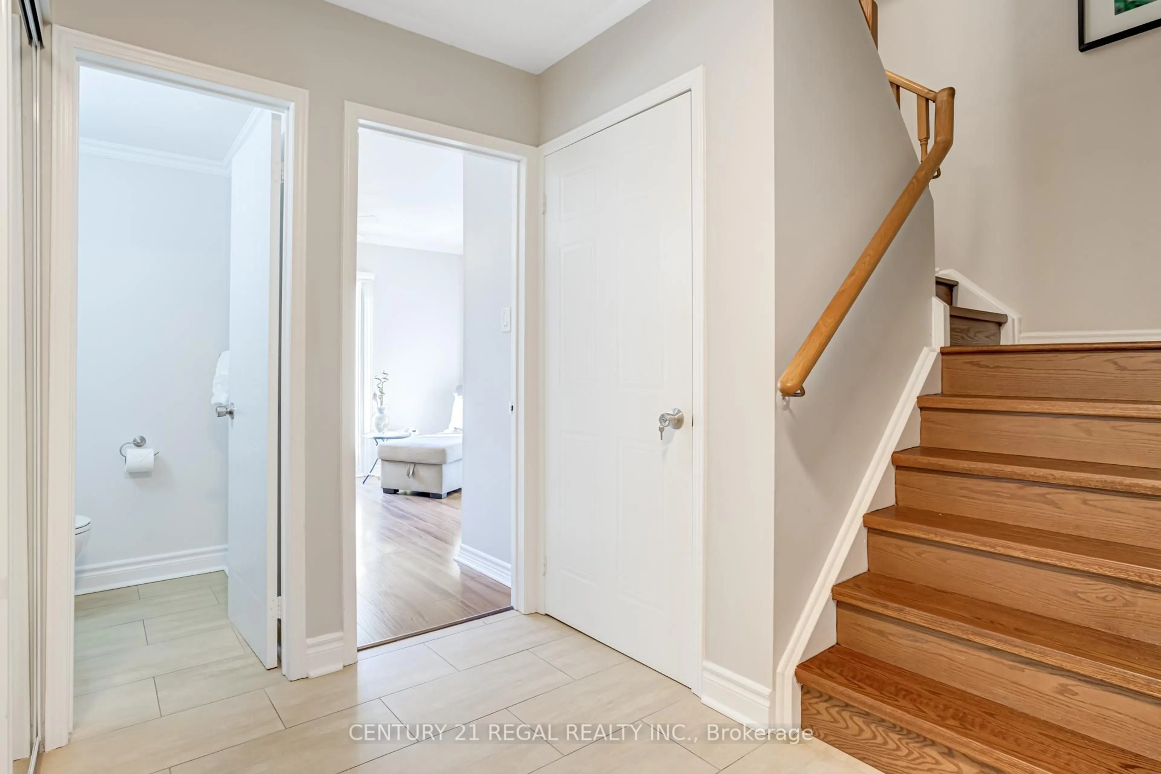 Indoor entryway for 45 Bristol Rd #19, Mississauga Ontario L4Z 3P5