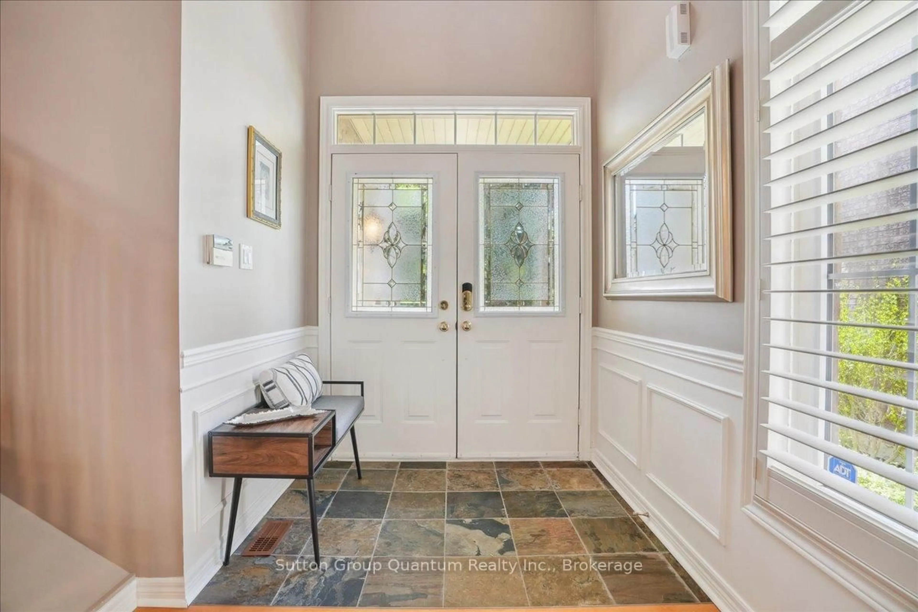 Indoor entryway for 2477 Longridge Cres, Oakville Ontario L6H 6S2