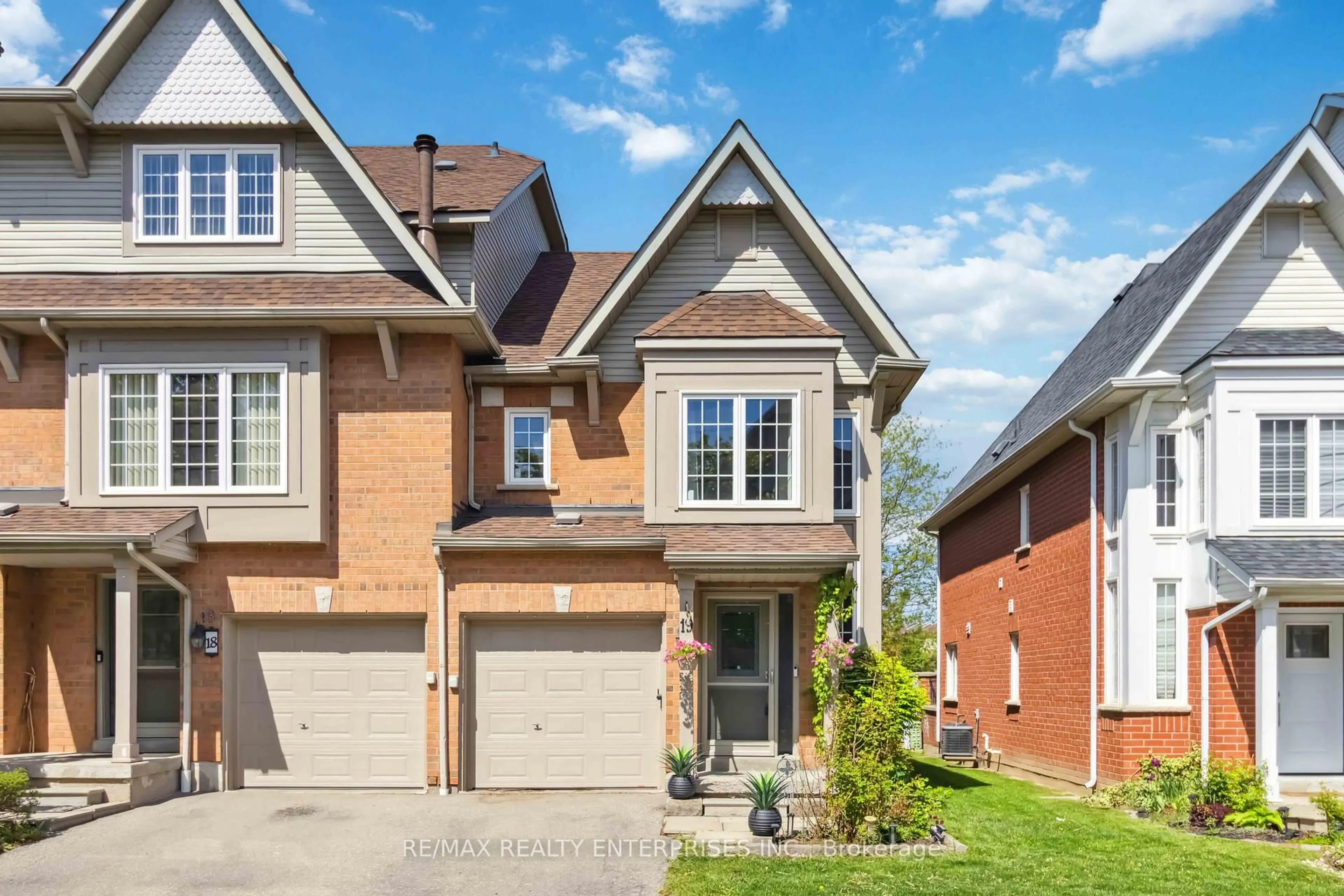 Home with brick exterior material, street for 1588 South Parade Crt #19, Mississauga Ontario L5M 6E7
