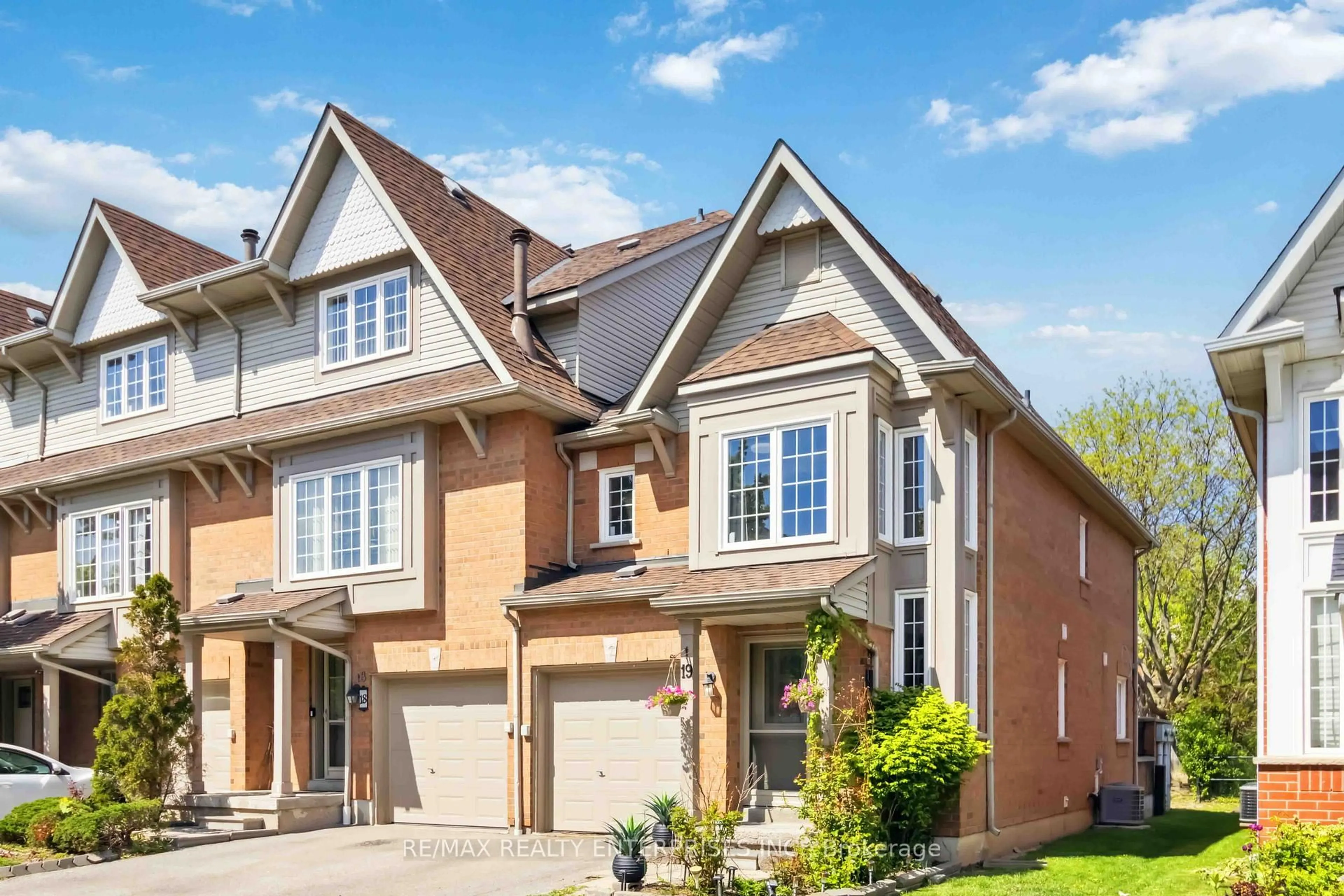 Home with brick exterior material, street for 1588 South Parade Crt #19, Mississauga Ontario L5M 6E7