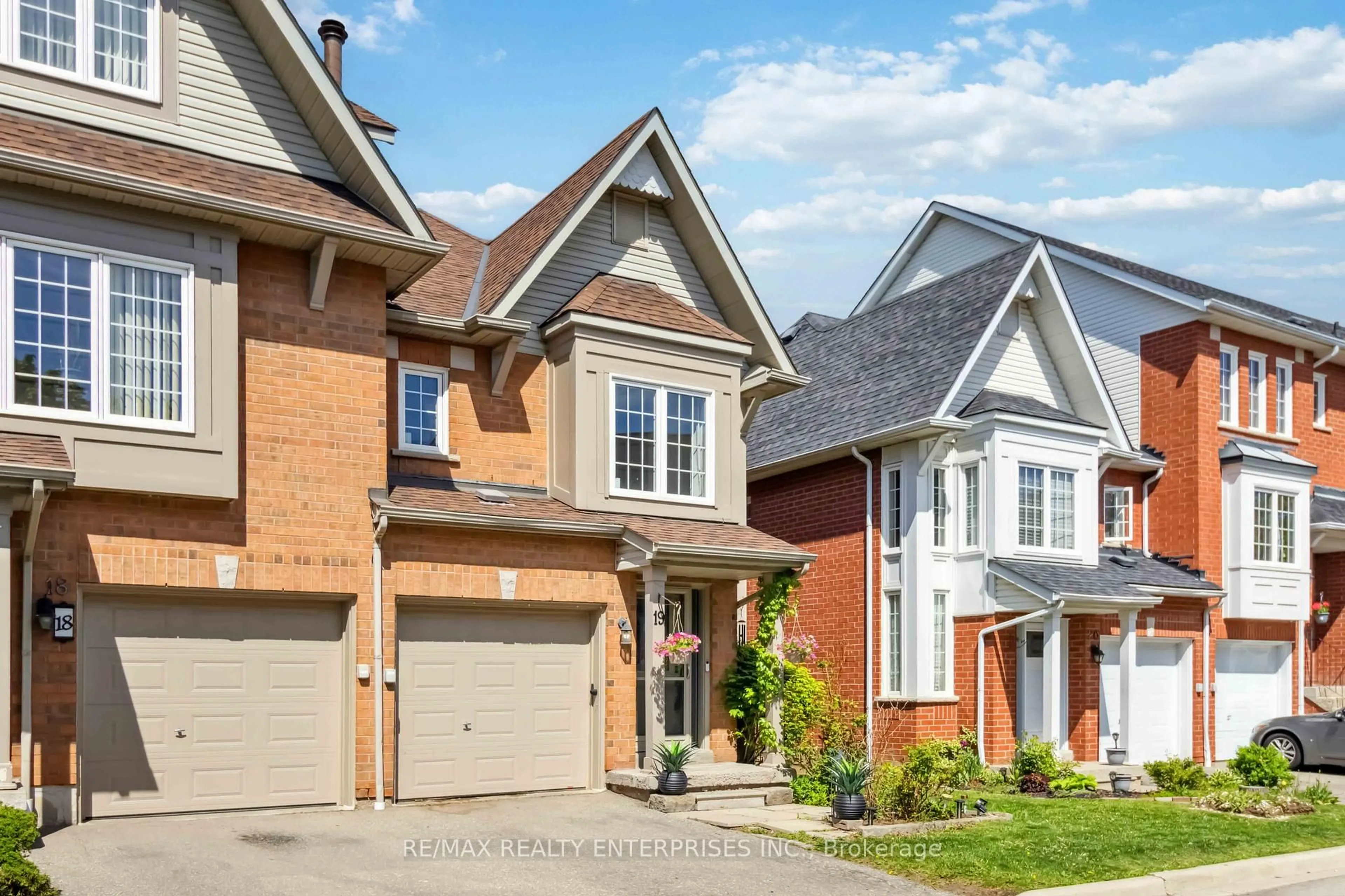 Home with brick exterior material, street for 1588 South Parade Crt #19, Mississauga Ontario L5M 6E7