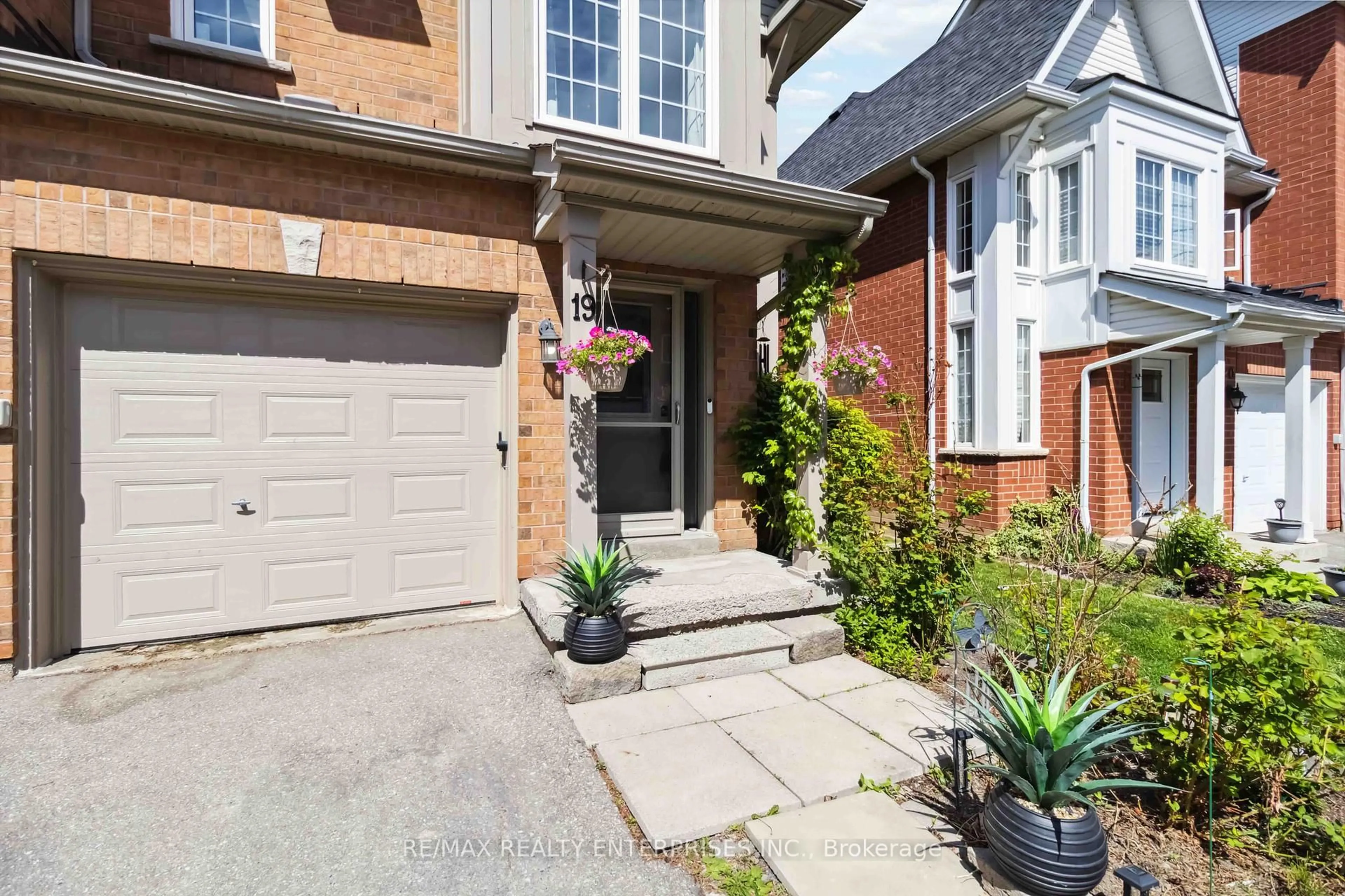 Home with brick exterior material, street for 1588 South Parade Crt #19, Mississauga Ontario L5M 6E7