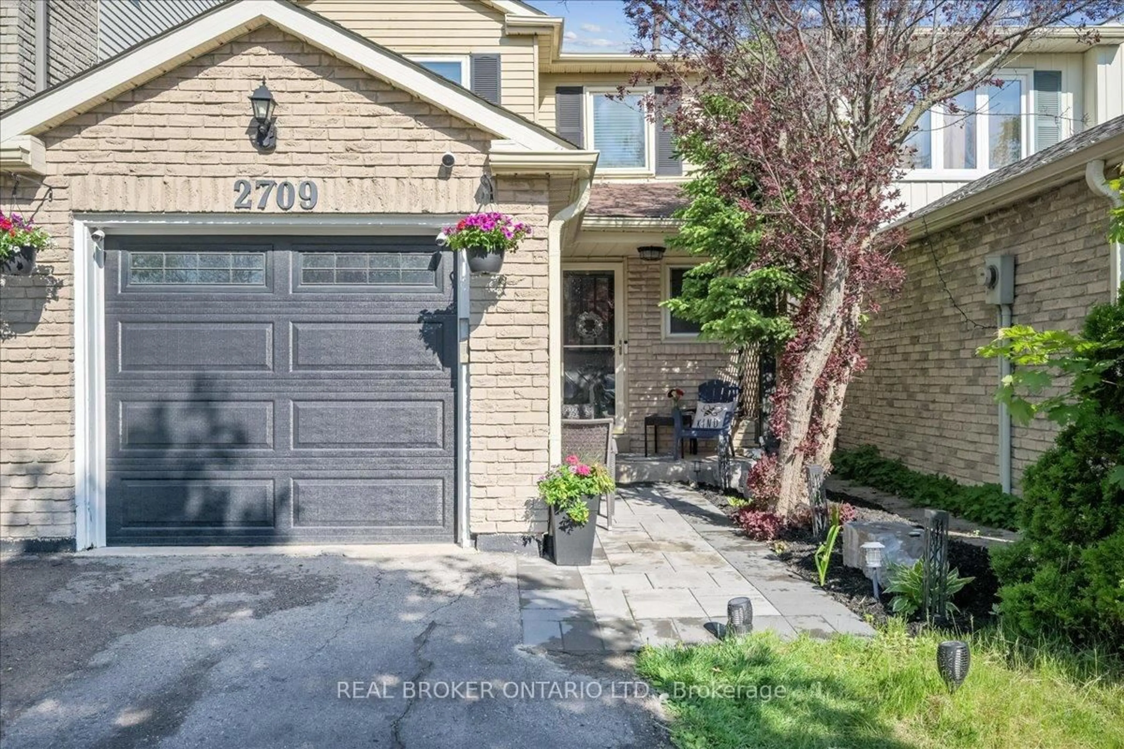 Home with brick exterior material, street for 2709 Romark Mews, Mississauga Ontario L5L 2Z4