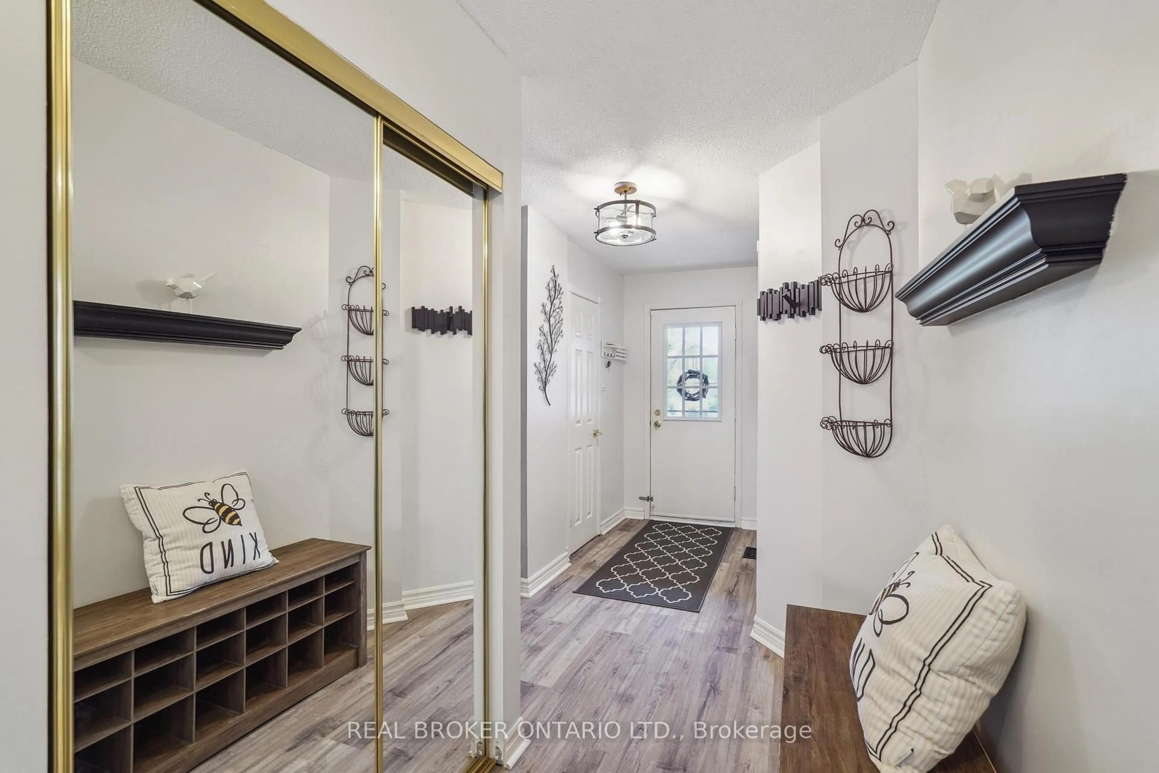 Indoor entryway for 2709 Romark Mews, Mississauga Ontario L5L 2Z4