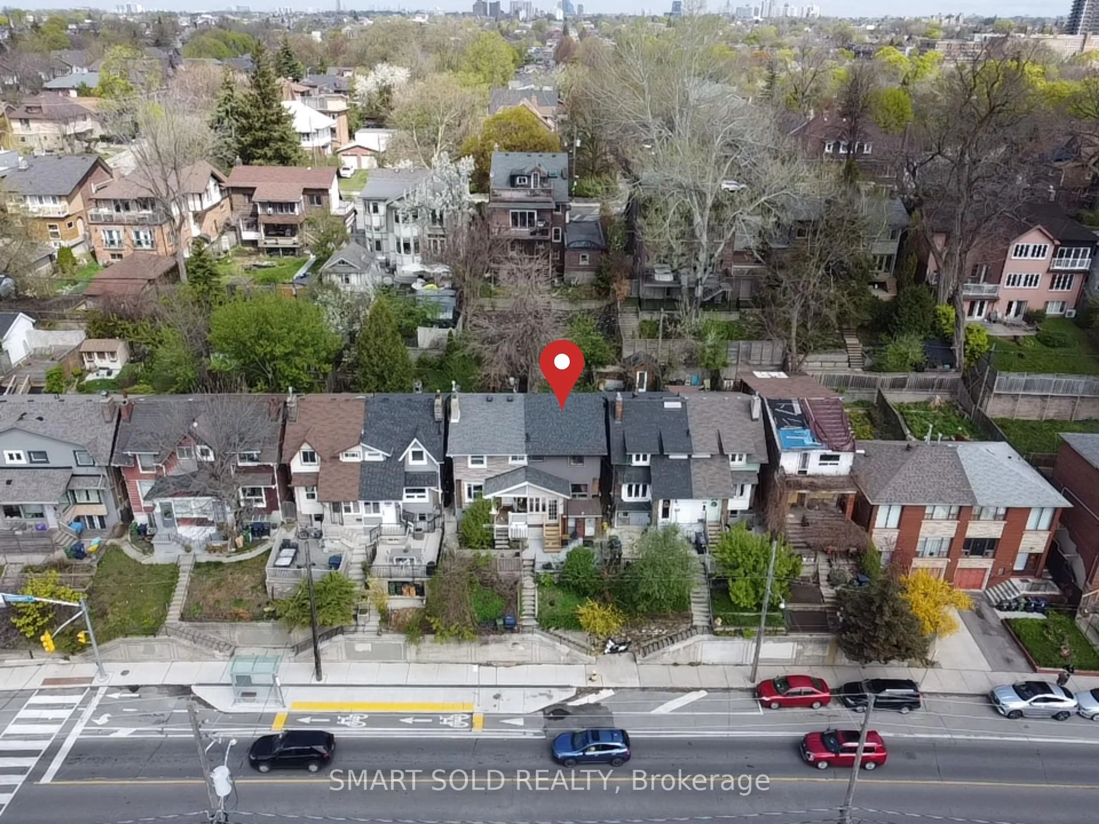 A pic from outside/outdoor area/front of a property/back of a property/a pic from drone, street for 1366 Davenport Rd, Toronto Ontario M6H 2G9