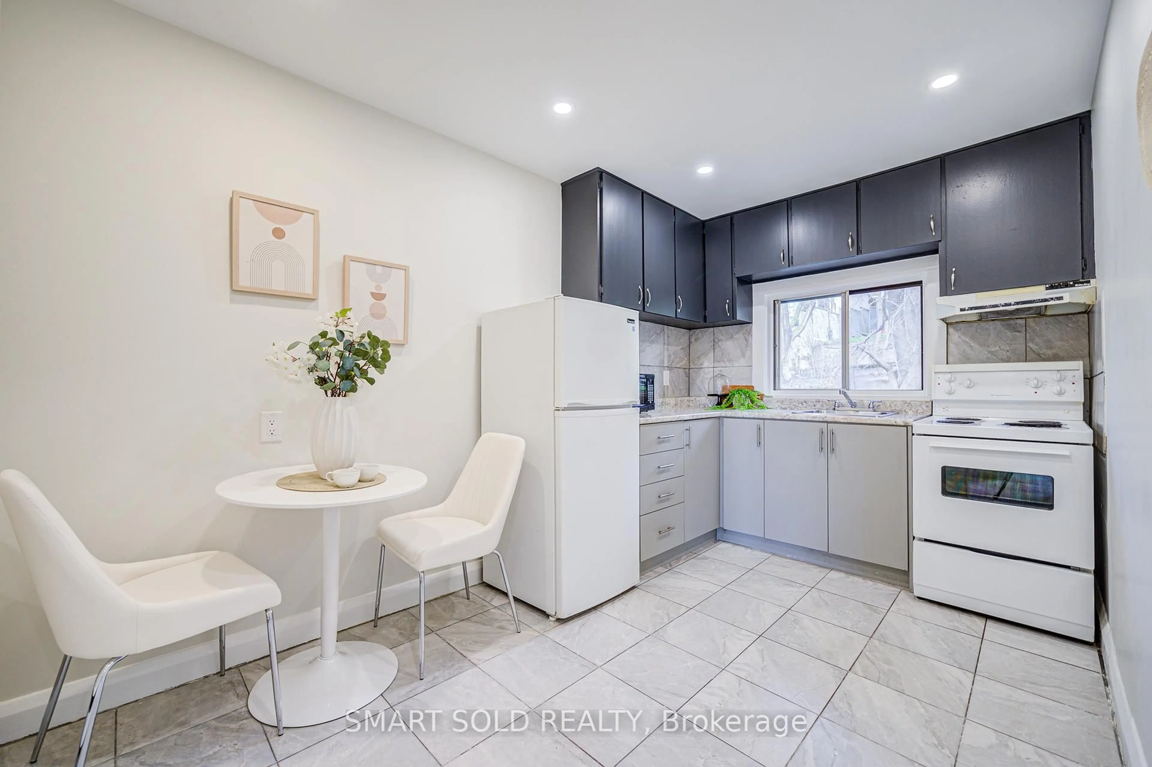 Standard kitchen, ceramic/tile floor for 1366 Davenport Rd, Toronto Ontario M6H 2G9