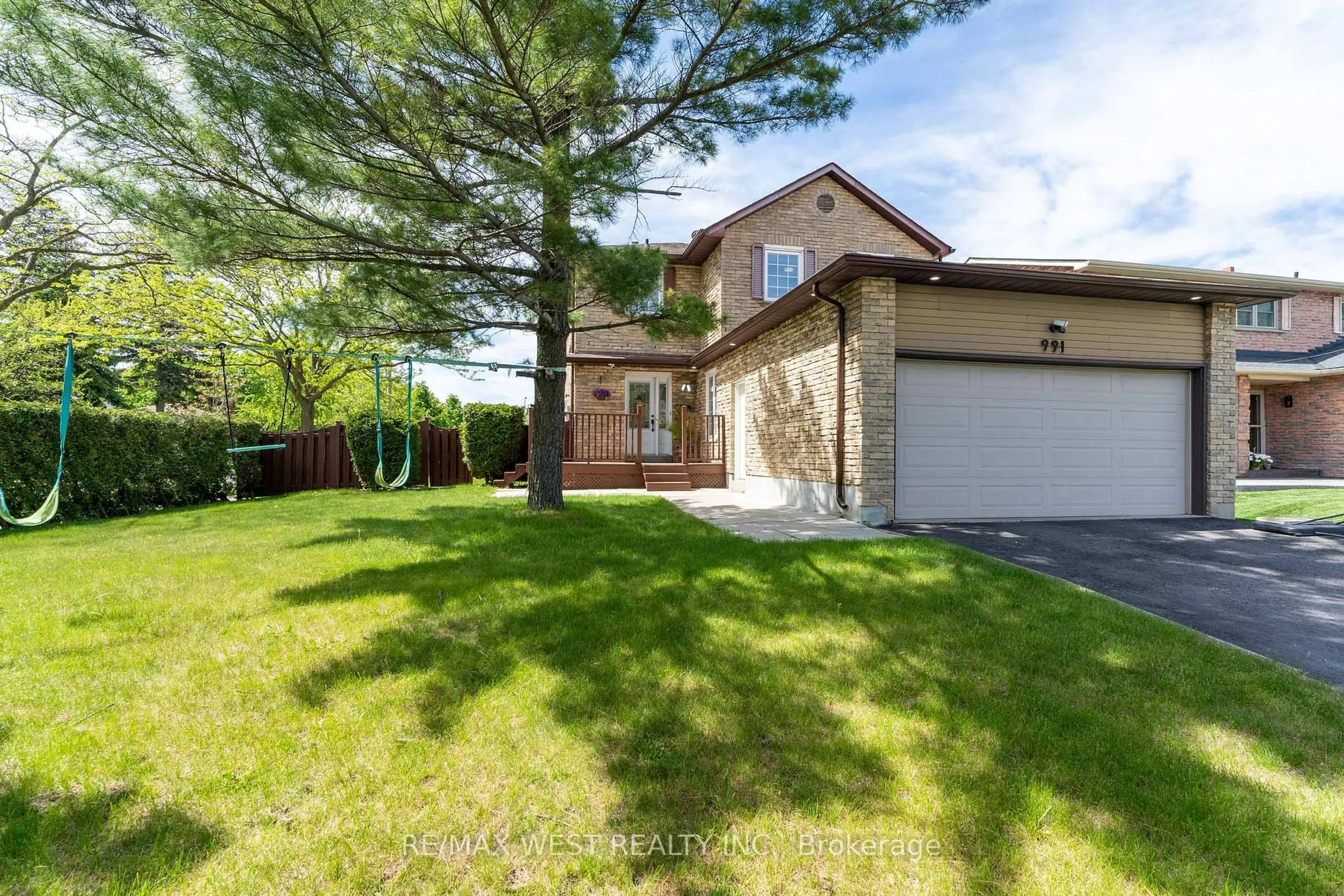 A pic from outside/outdoor area/front of a property/back of a property/a pic from drone, street for 991 Mannington Lane, Mississauga Ontario L4W 3X6