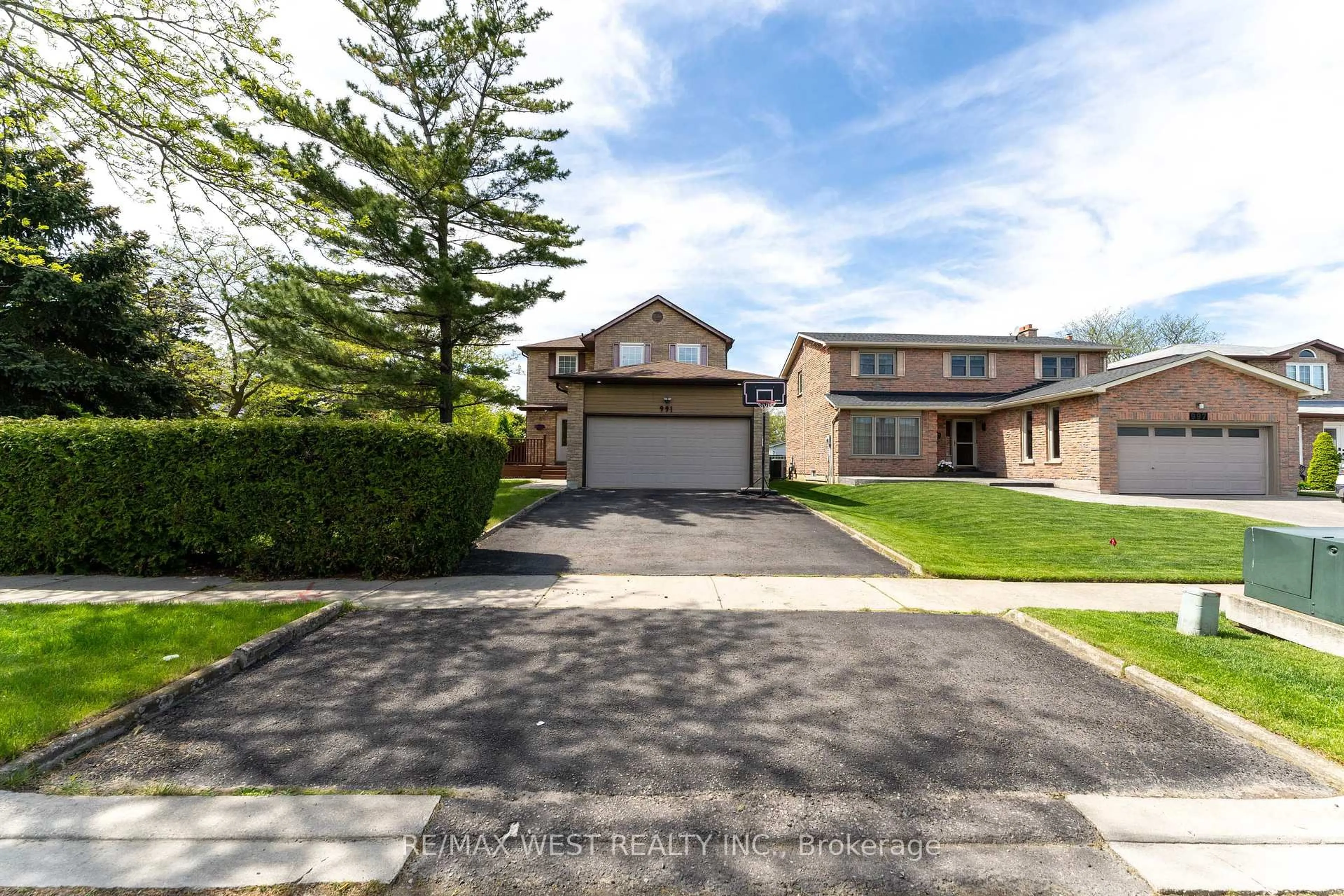 A pic from outside/outdoor area/front of a property/back of a property/a pic from drone, street for 991 Mannington Lane, Mississauga Ontario L4W 3X6