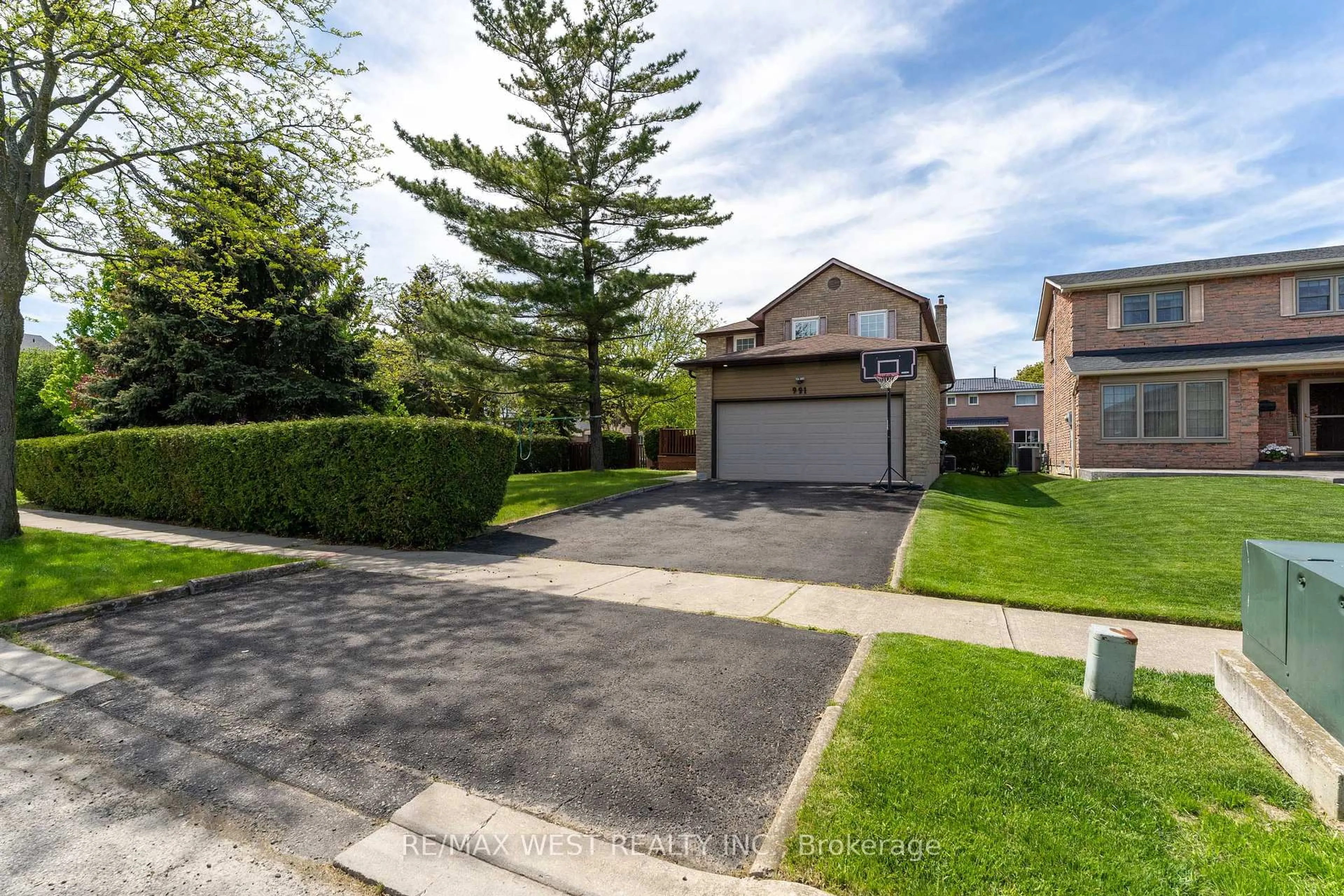 A pic from outside/outdoor area/front of a property/back of a property/a pic from drone, street for 991 Mannington Lane, Mississauga Ontario L4W 3X6