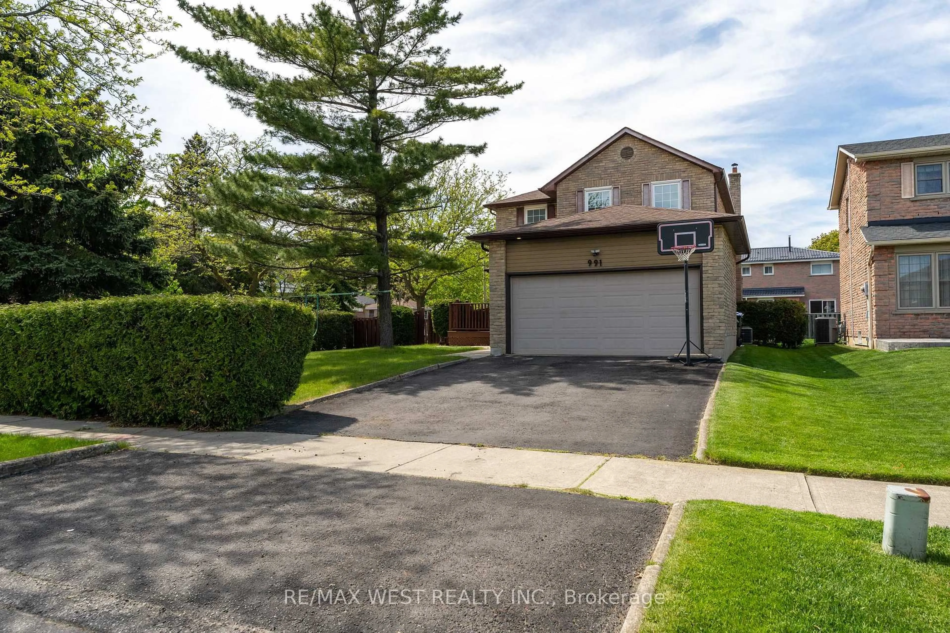 A pic from outside/outdoor area/front of a property/back of a property/a pic from drone, street for 991 Mannington Lane, Mississauga Ontario L4W 3X6