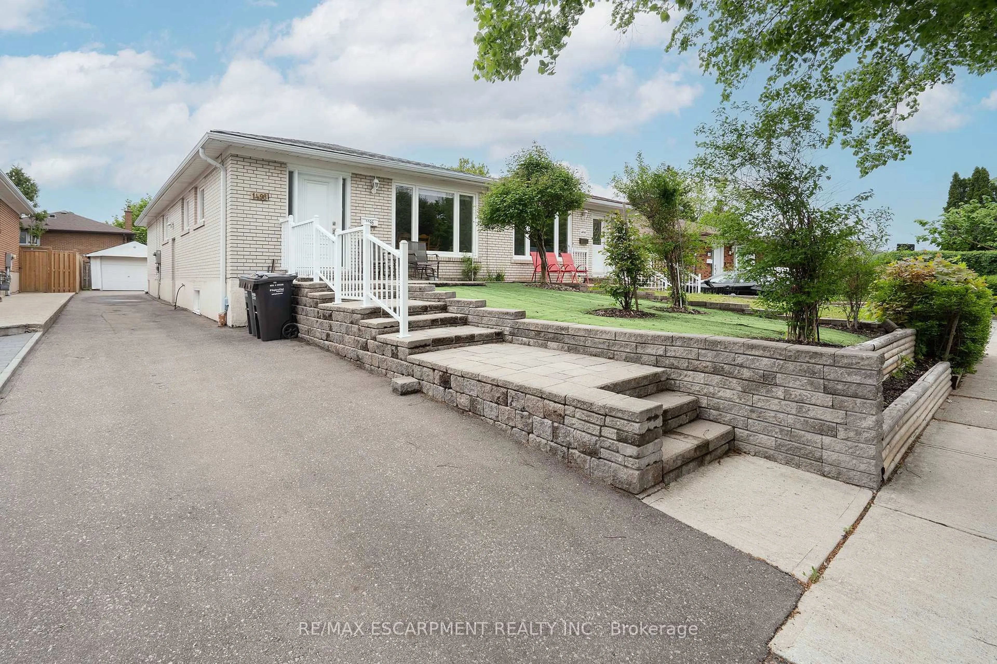 A pic from outside/outdoor area/front of a property/back of a property/a pic from drone, street for 1496 Tyneburn Cres, Mississauga Ontario L4X 1P9