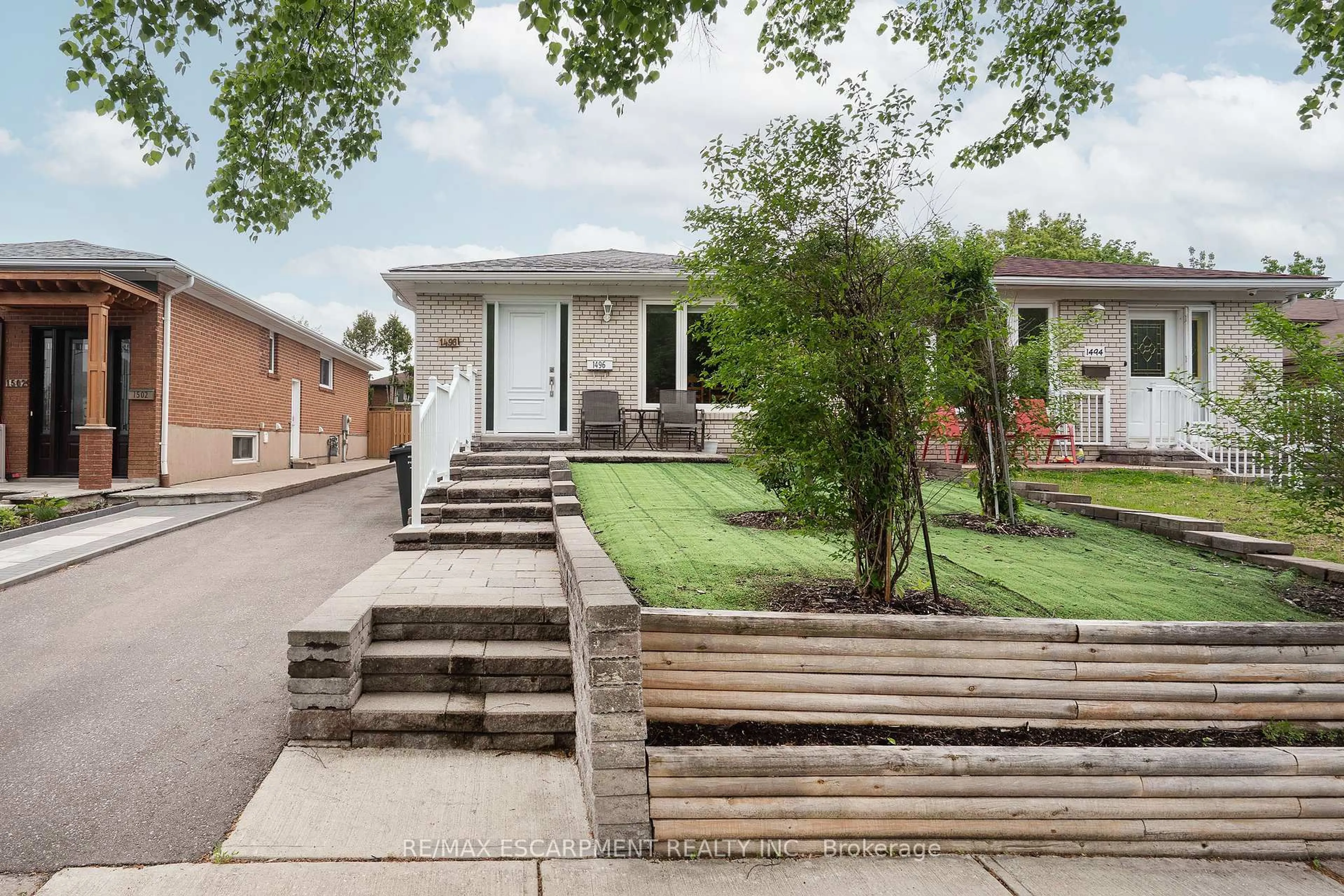 Home with brick exterior material, street for 1496 Tyneburn Cres, Mississauga Ontario L4X 1P9