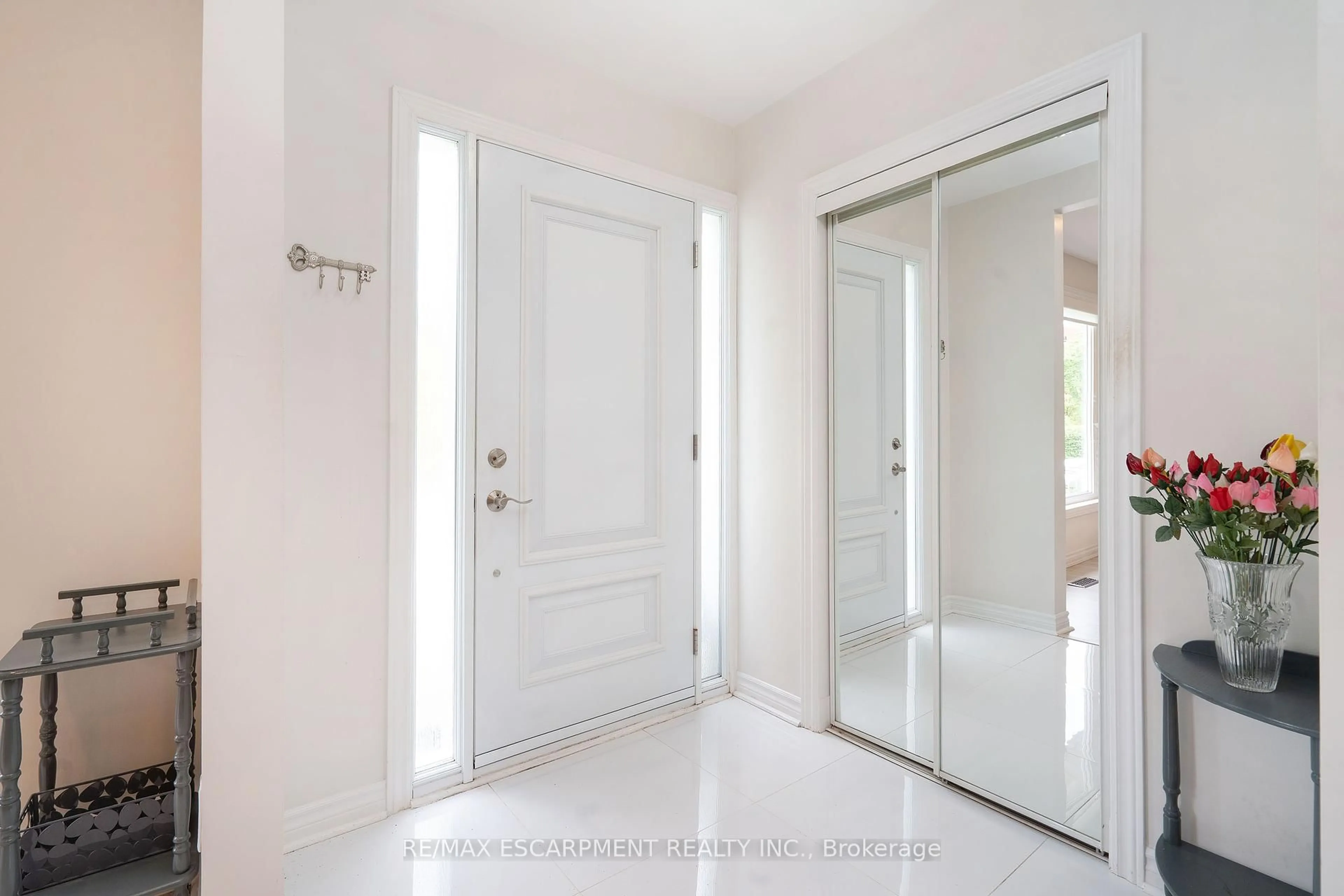 Indoor entryway for 1496 Tyneburn Cres, Mississauga Ontario L4X 1P9