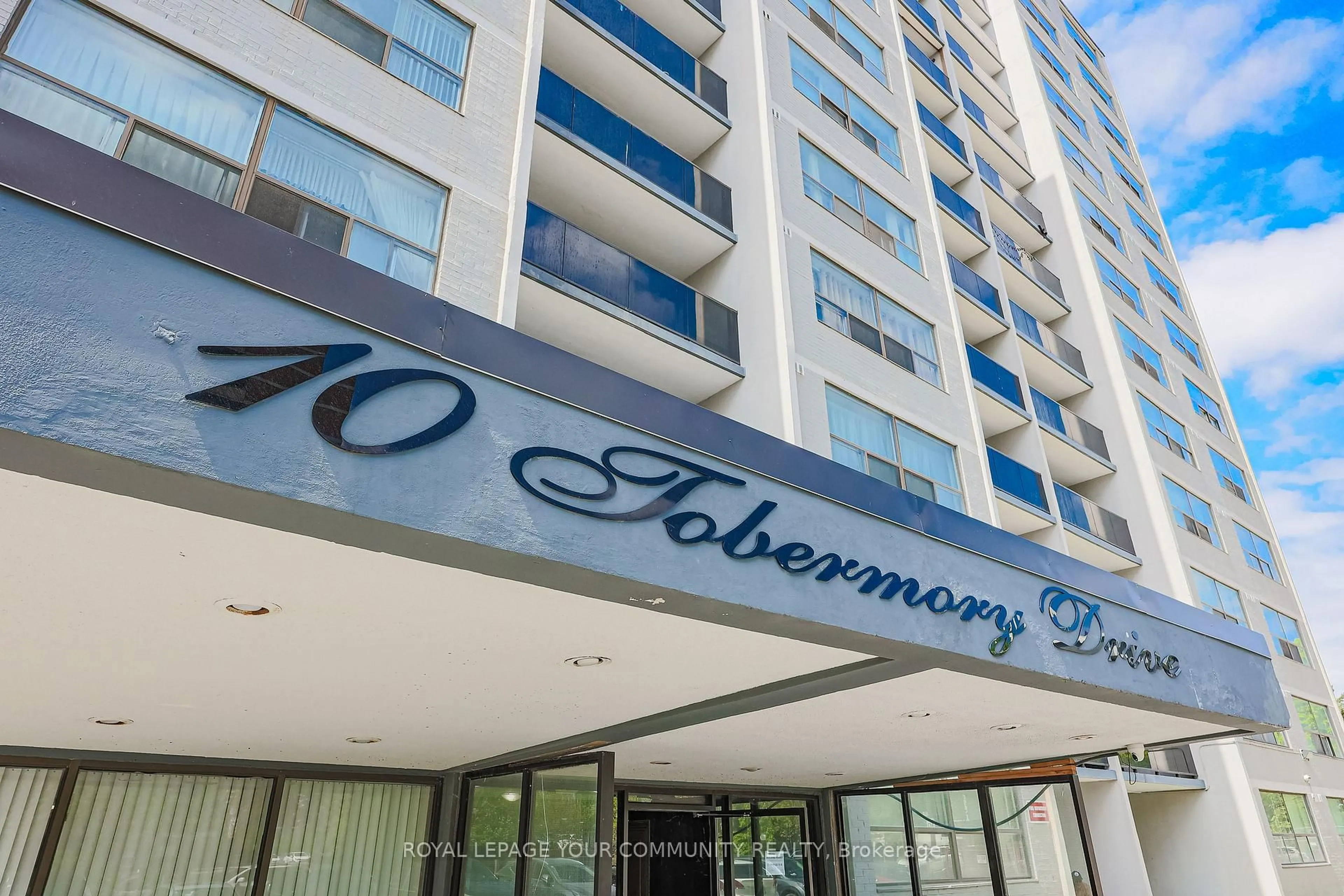 Indoor foyer for 10 Tobermory Dr #1011, Toronto Ontario M3N 2Y5