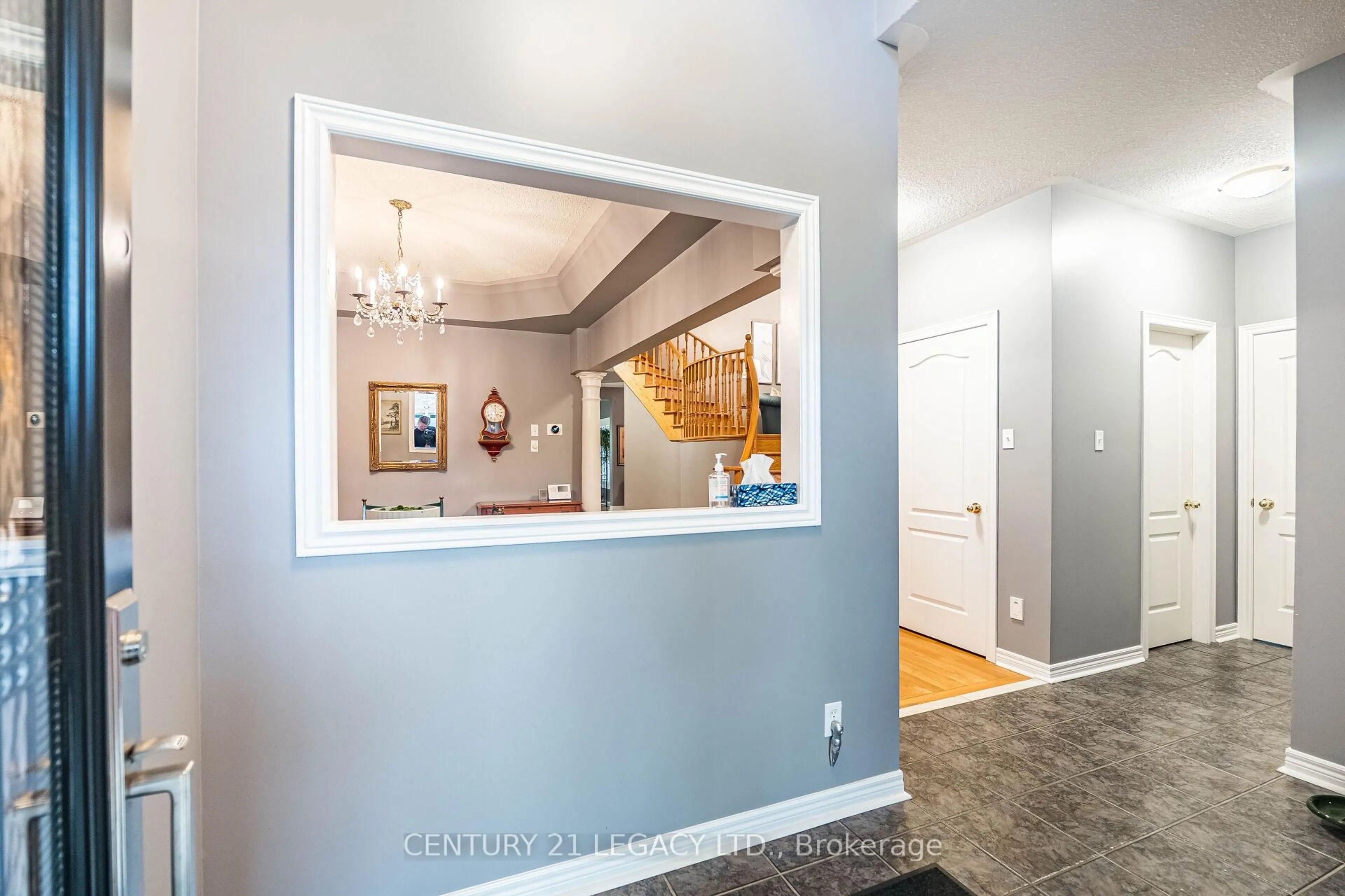 Indoor entryway for 6882 Gooderham Estate Blvd, Mississauga Ontario L5W 1B1