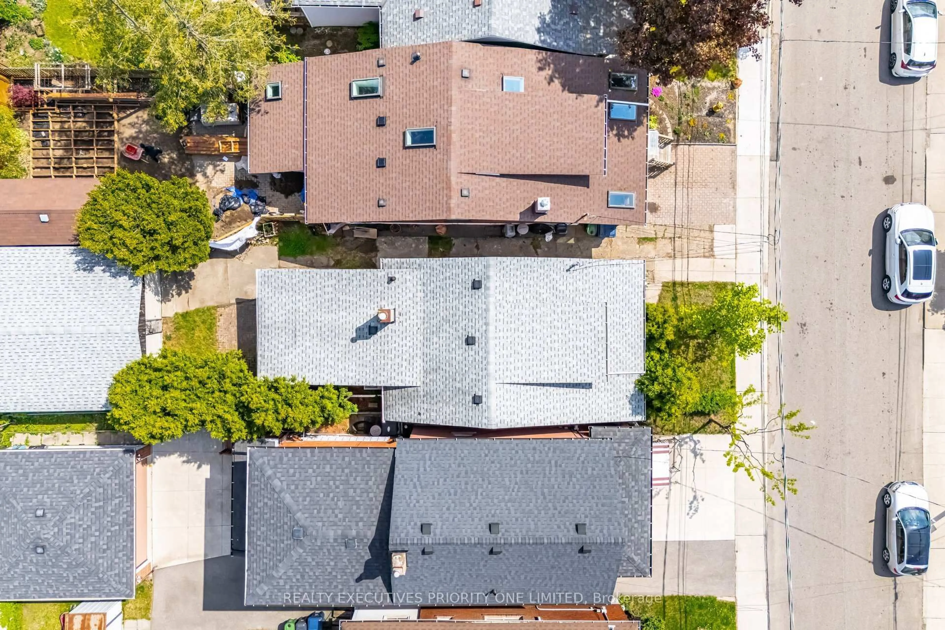 A pic from outside/outdoor area/front of a property/back of a property/a pic from drone, street for 42 Rutherford Ave, Toronto Ontario M6M 2C6