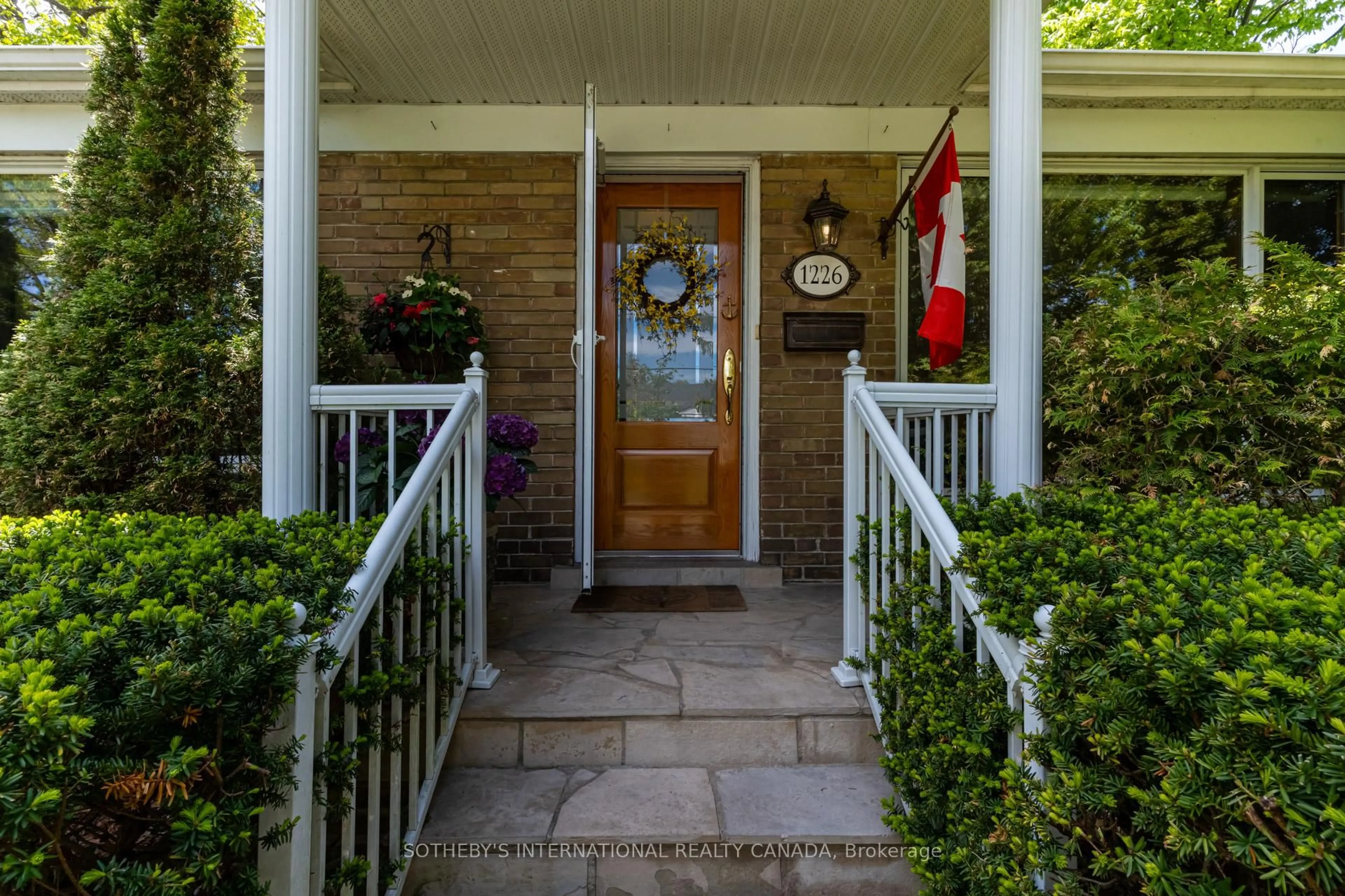 Indoor entryway for 1226 Crossfield Bend, Mississauga Ontario L5G 3P2