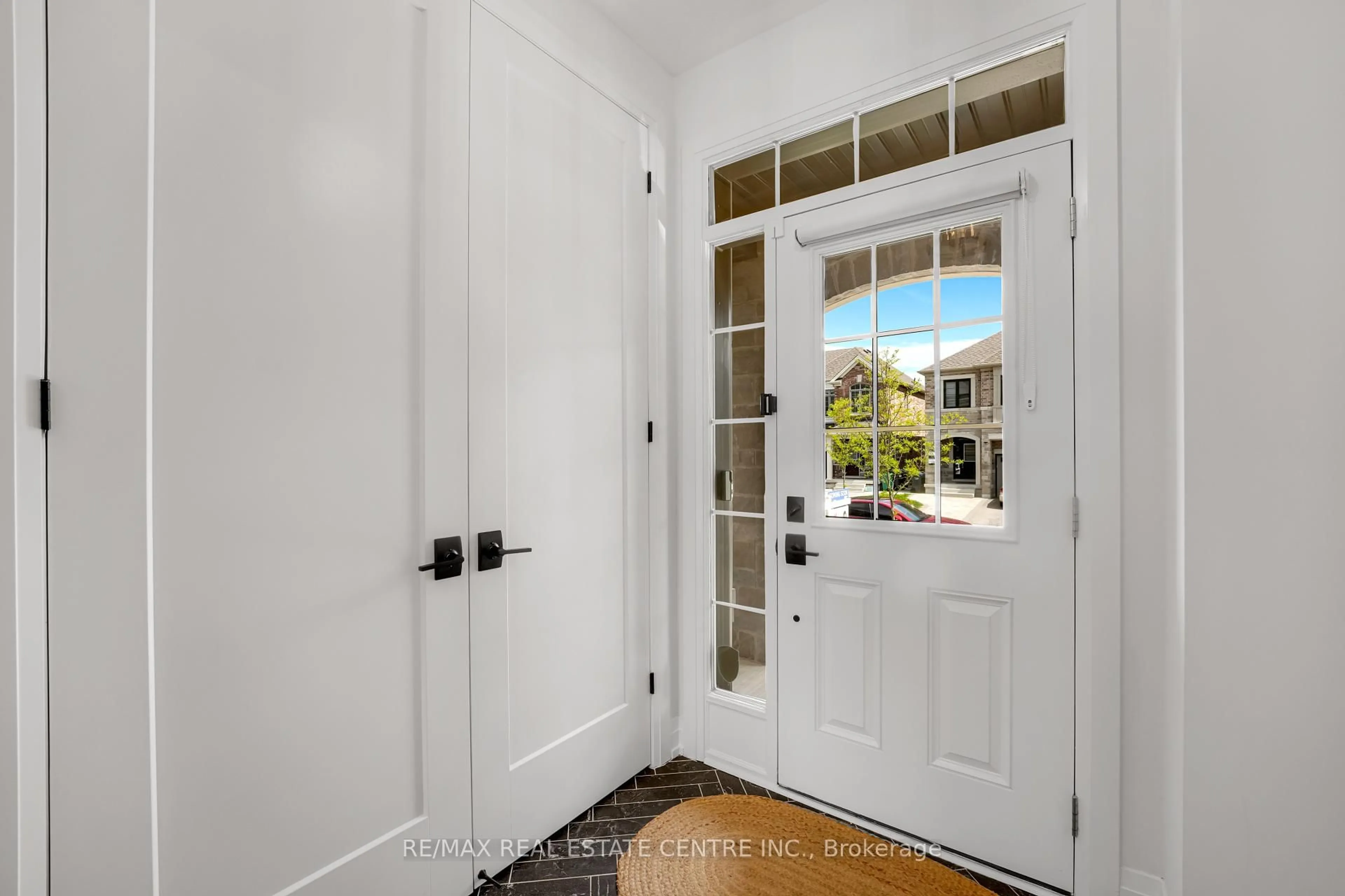 Indoor entryway for 18 Quinton Rdge, Brampton Ontario L6Y 6J4