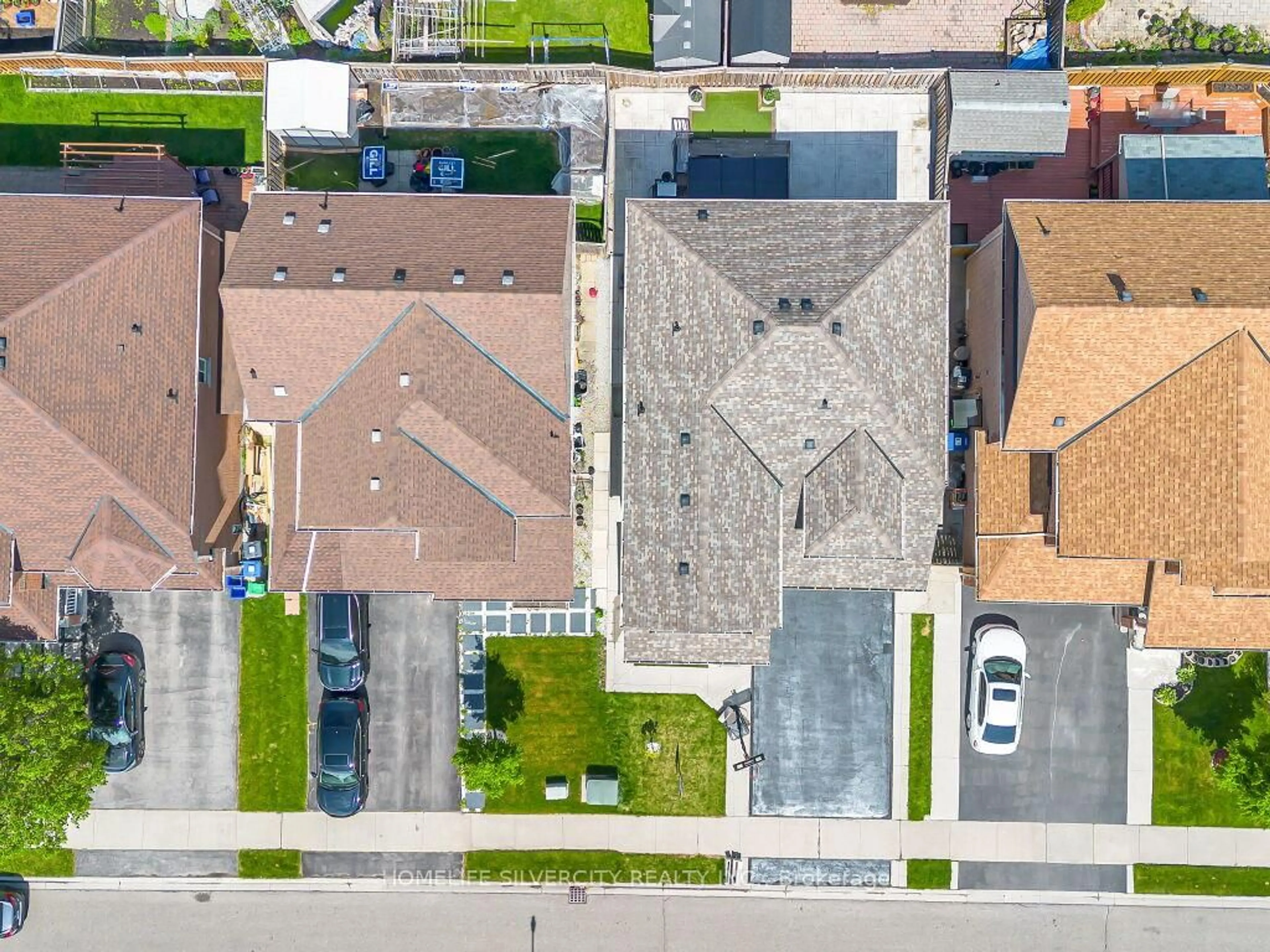 A pic from outside/outdoor area/front of a property/back of a property/a pic from drone, street for 98 Masters Green Cres, Brampton Ontario L7A 3K5