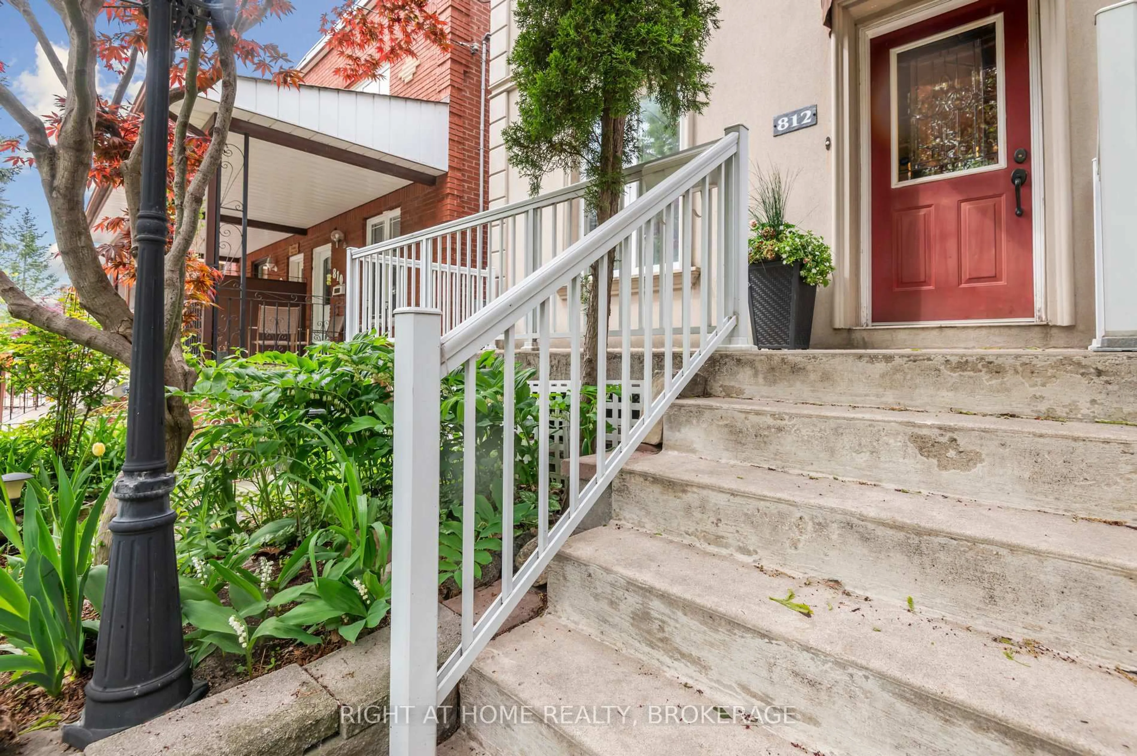 Stairs for 812 Gladstone Ave, Toronto Ontario M6H 3J6
