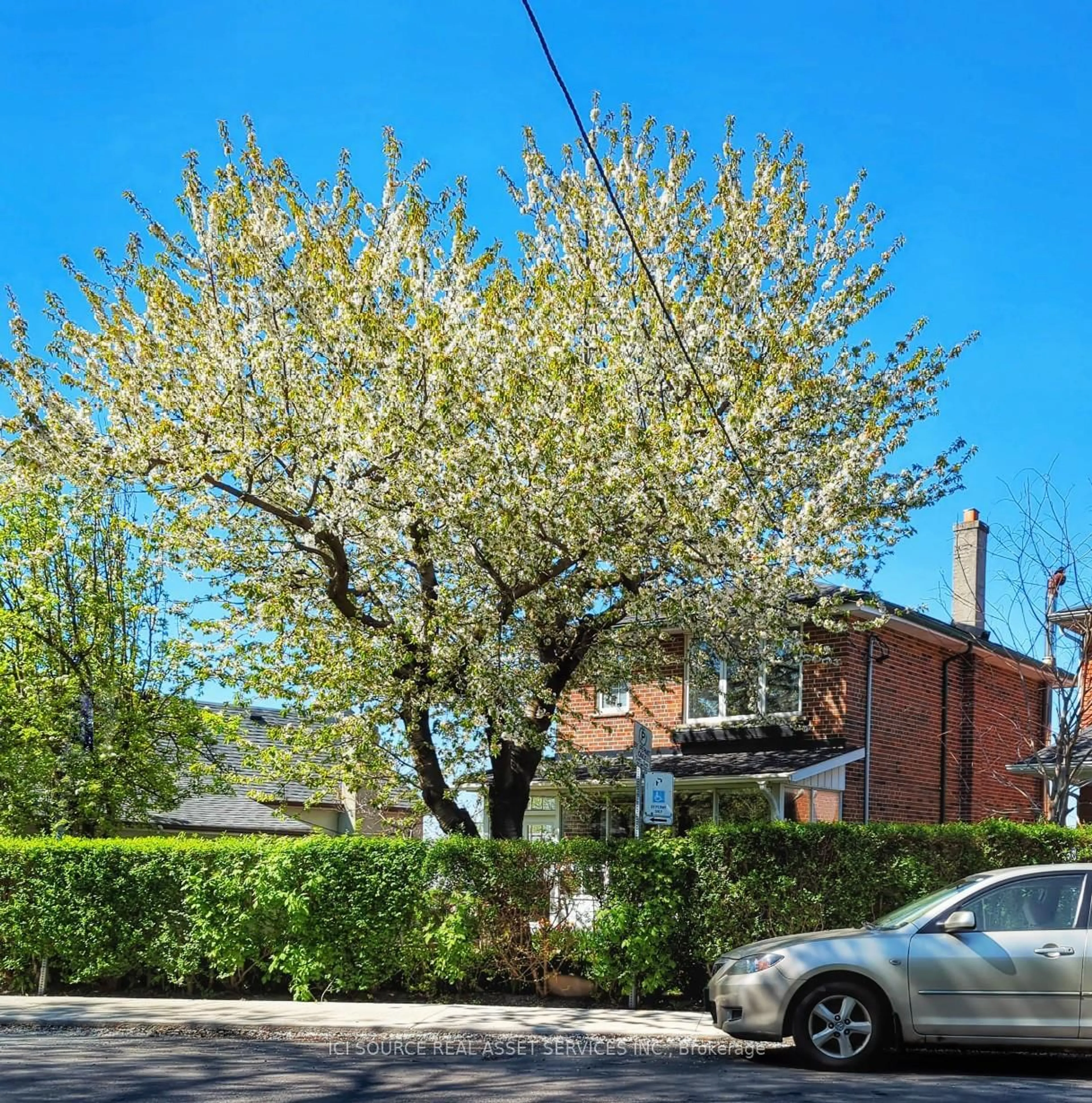 A pic from outside/outdoor area/front of a property/back of a property/a pic from drone, street for 362 Silverthorn Ave, Toronto Ontario M6M 3G8