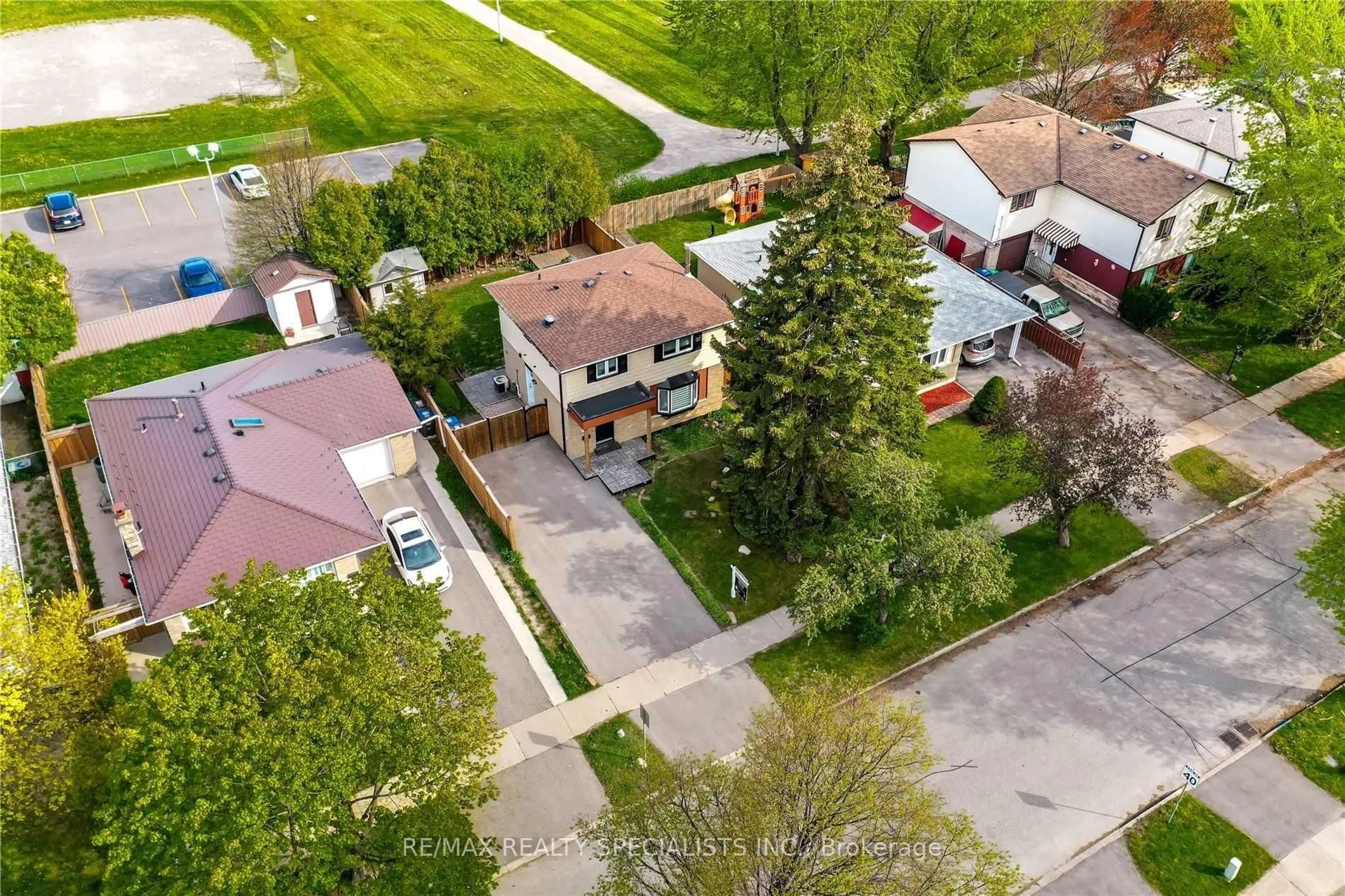 A pic from outside/outdoor area/front of a property/back of a property/a pic from drone, street for 29 Herkley Dr, Brampton Ontario L6V 2E7