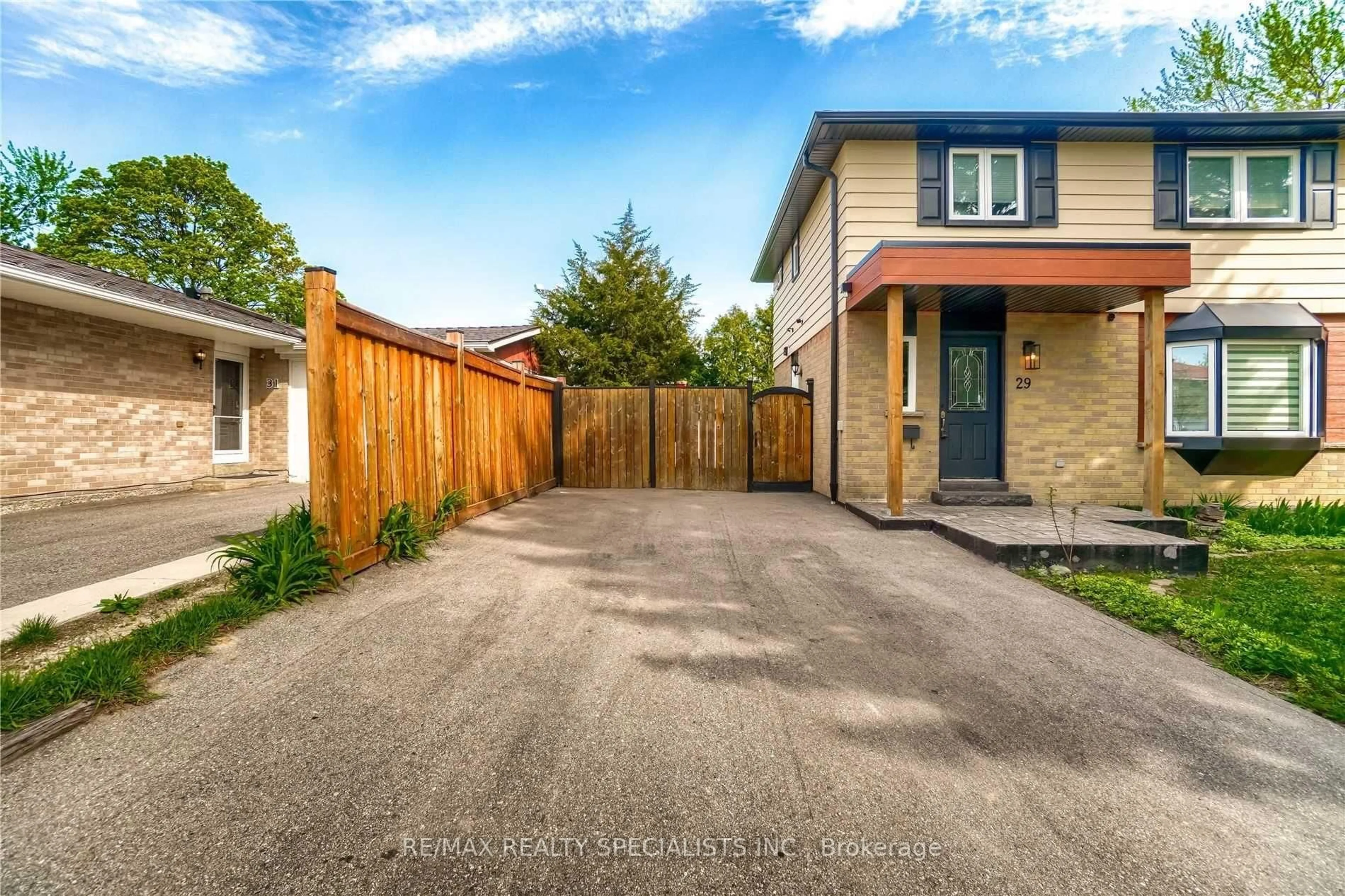A pic from outside/outdoor area/front of a property/back of a property/a pic from drone, street for 29 Herkley Dr, Brampton Ontario L6V 2E7